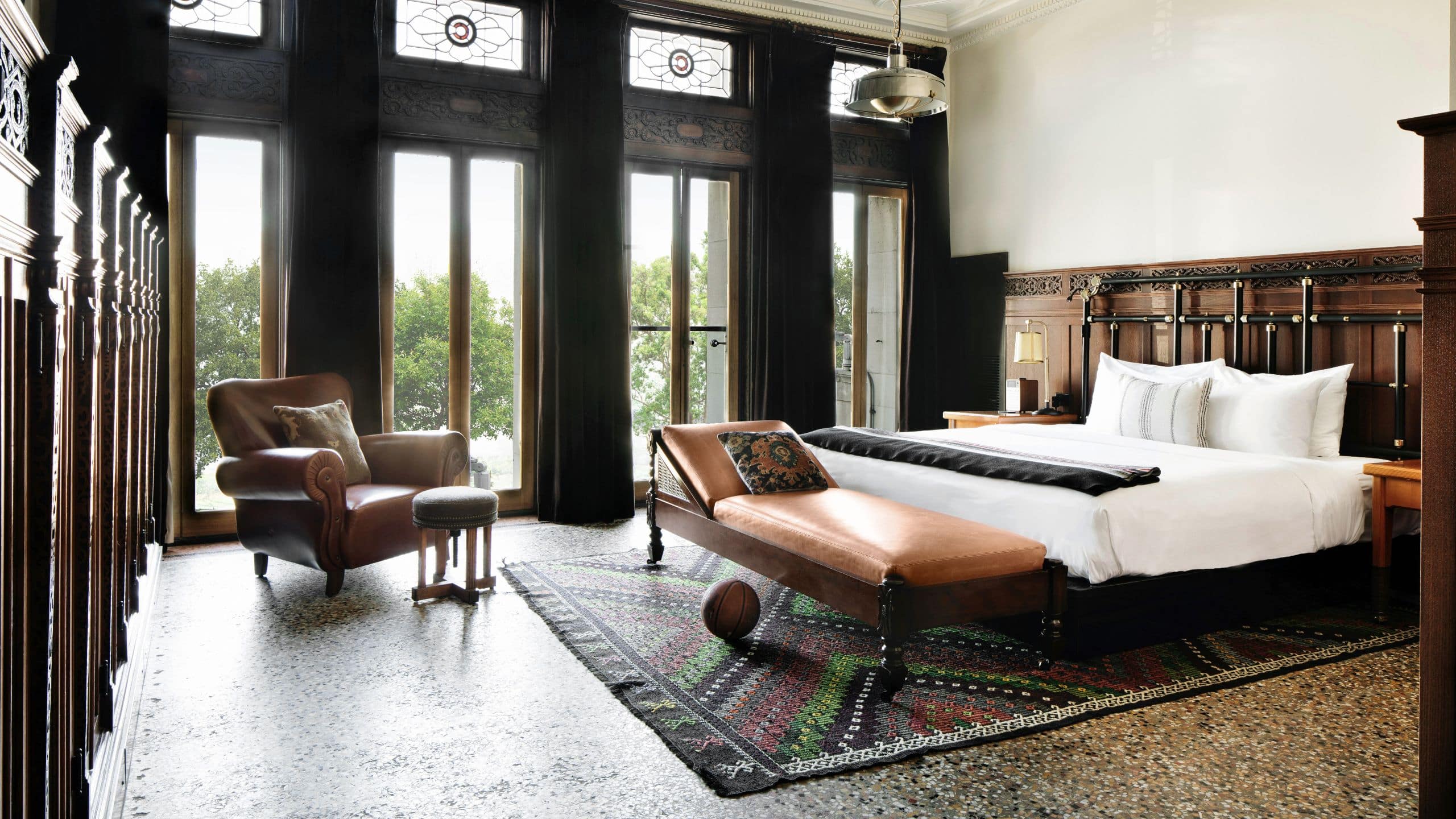 5 de 9 Chicago Athletic Association King Bed Founders Room 328