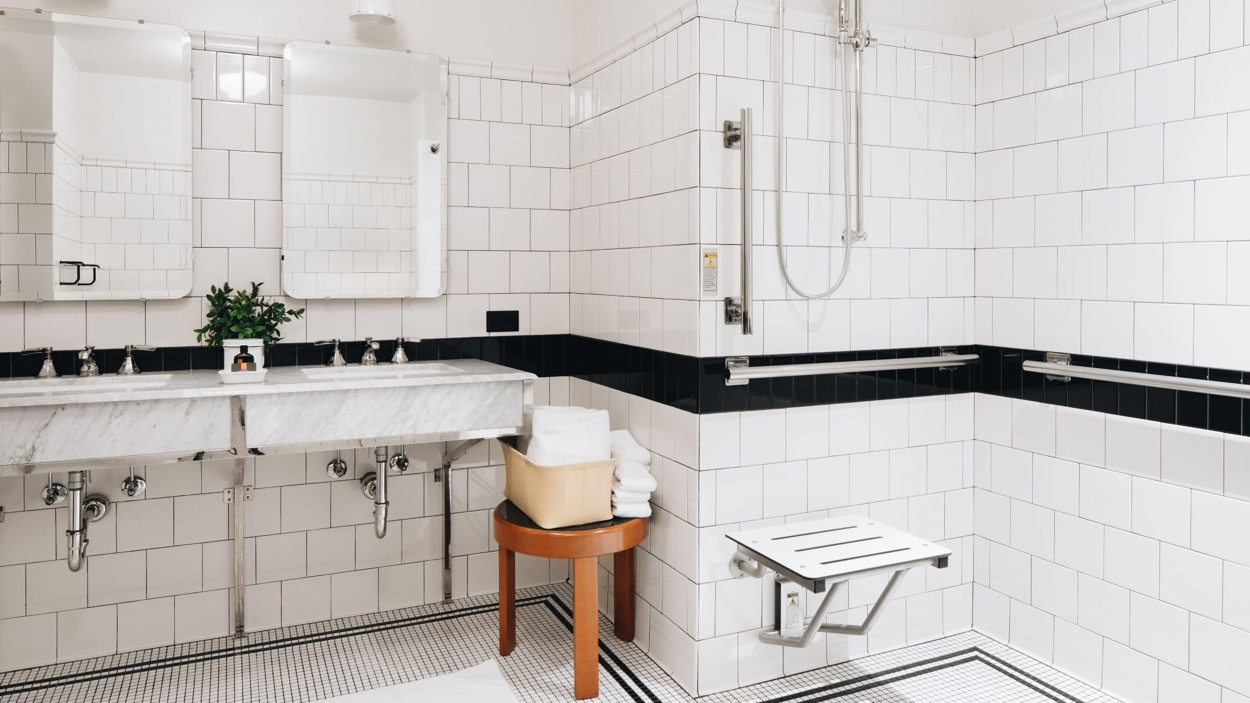 2 de 2 Chicago Athletic Association ADA Shower Bathroom