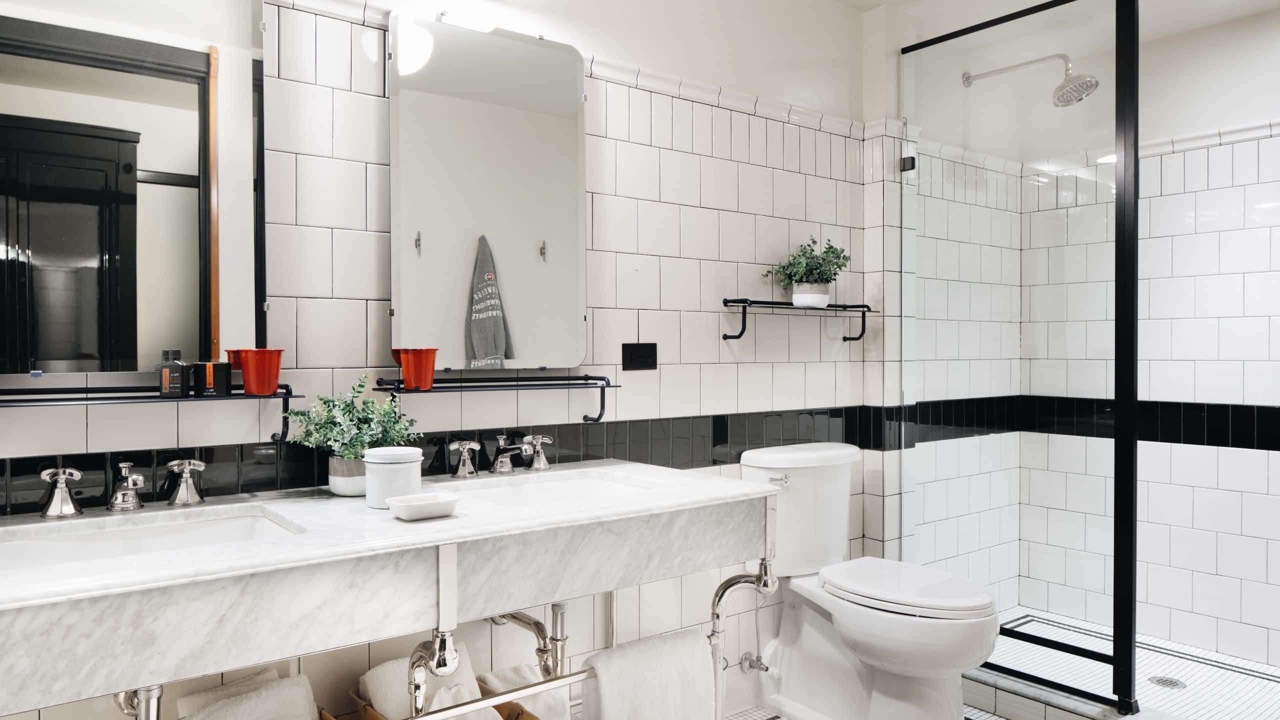 2 de 2 Chicago Athletic Association King Bed with Millennium Park View Bathroom