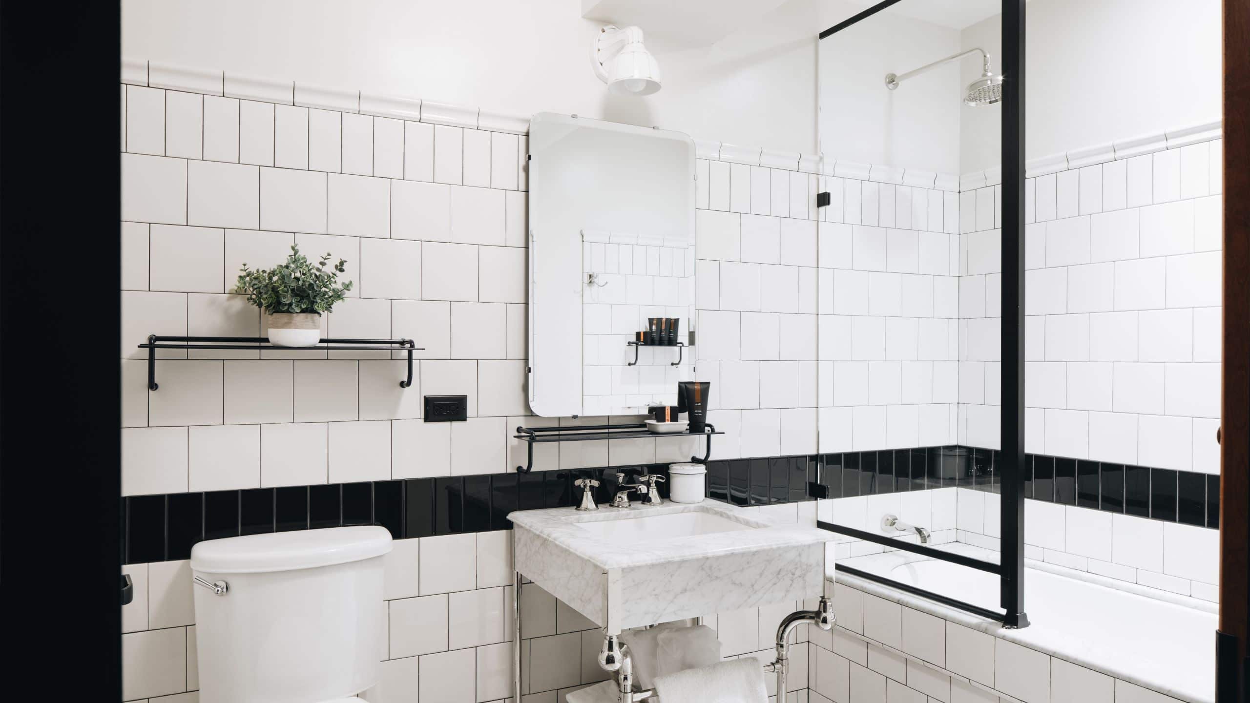 2 de 2 Chicago Athletic Association Two Double Beds Bathroom