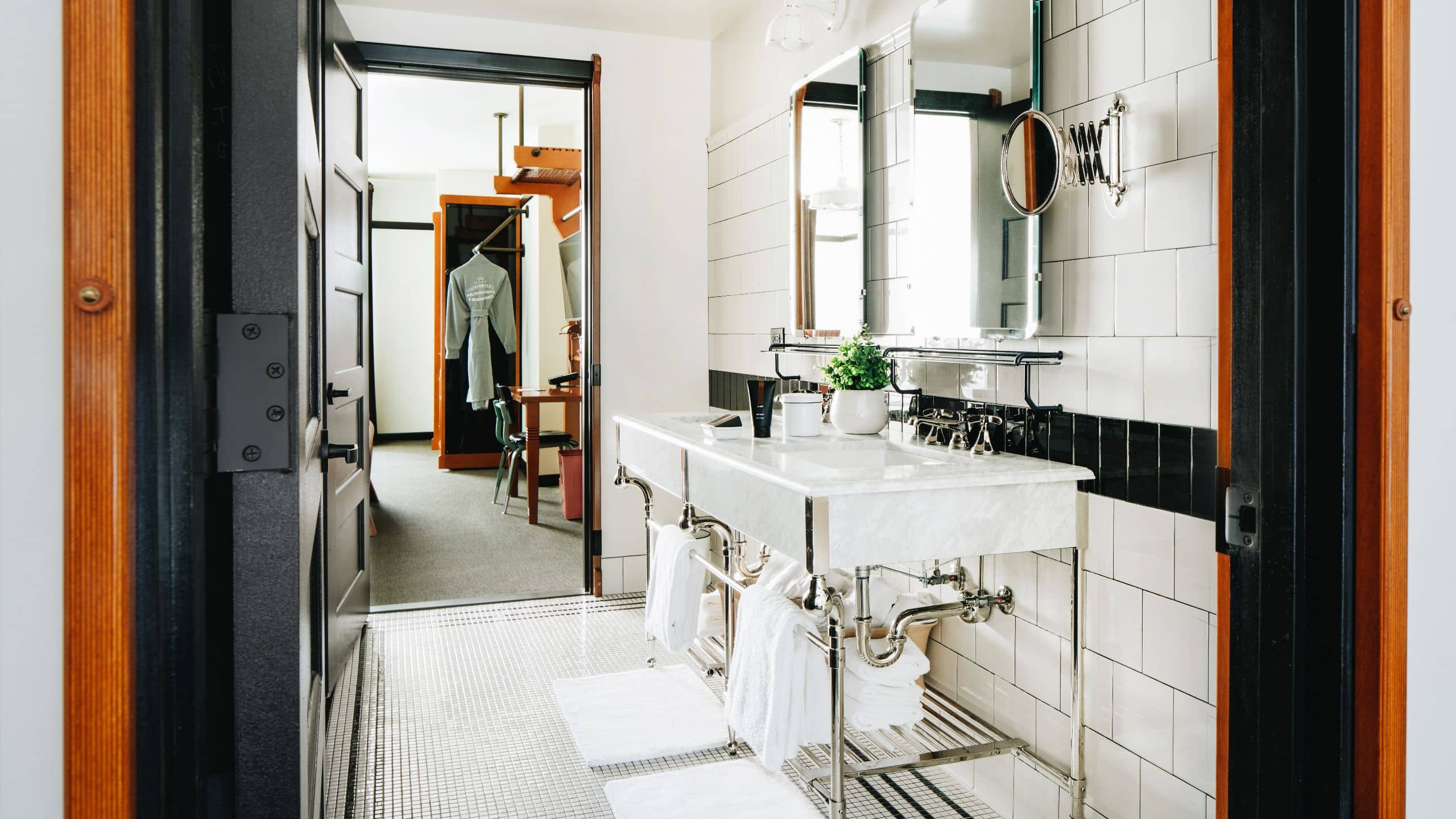 5 de 8 Chicago Athletic Association Bi Level Suite Bathroom