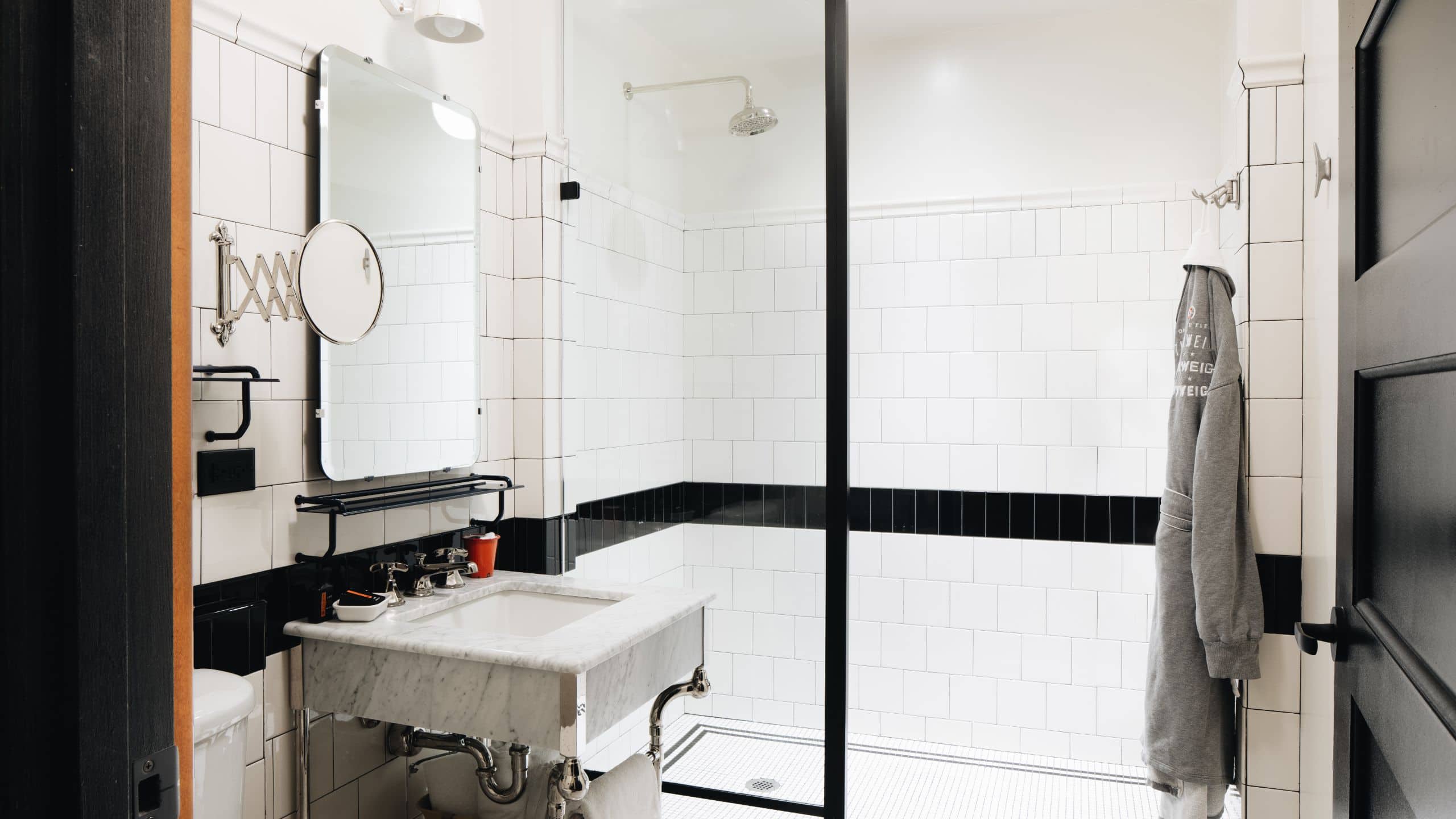 2 de 2 Chicago Athletic Association Bathroom