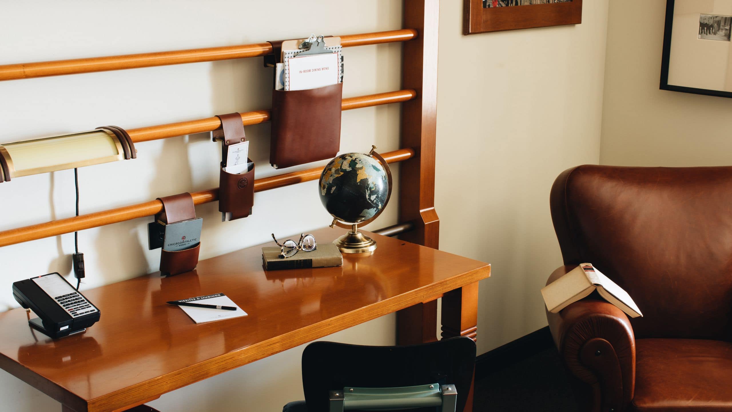7 de 8 Chicago Athletic Association Guestroom Desk