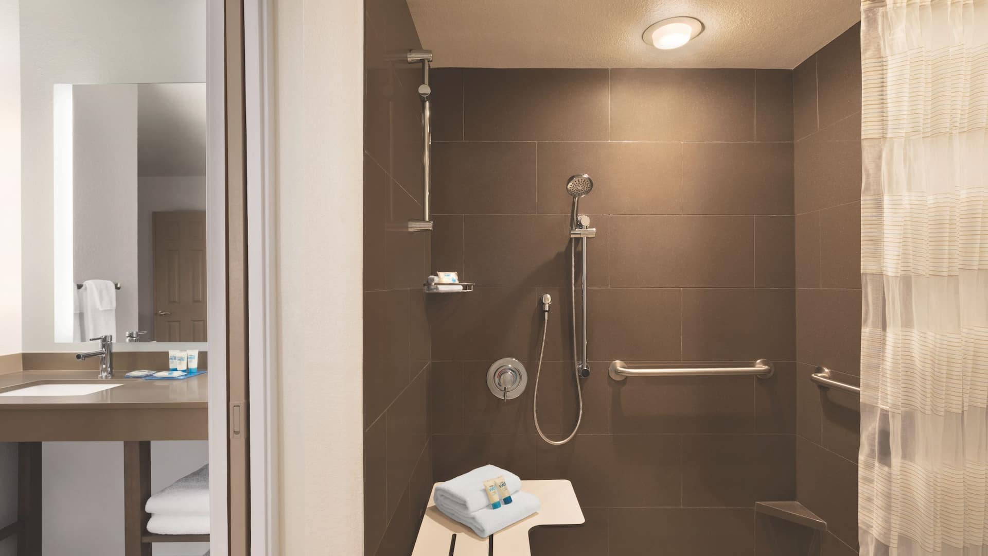 第 4，共 4 Hyatt House Boston/Burlington Accessible Bathroom