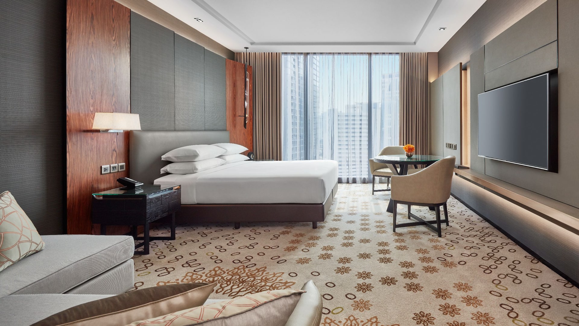1/2 Hyatt Regency Bangkok Sukhumvit Deluxe Room