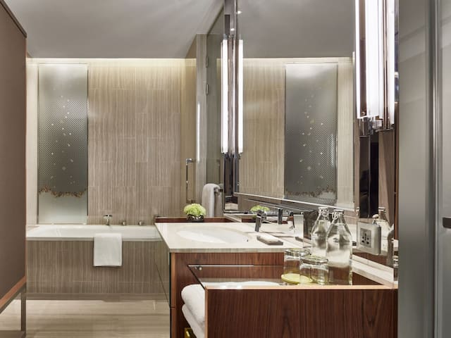 Hyatt Regency Bangkok Sukhumvit King Room Bathroom