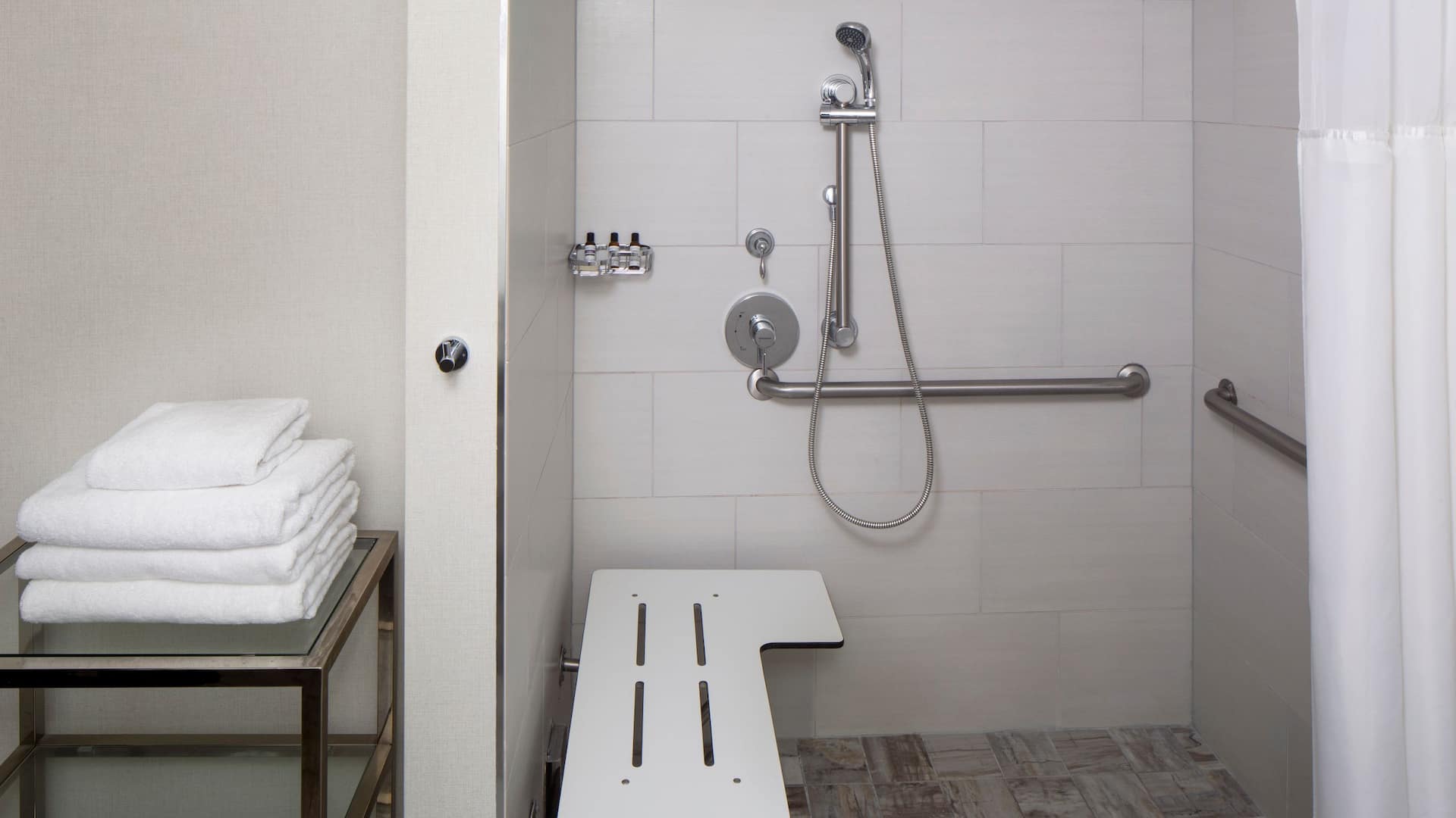 2 de 2 Hyatt Regency Savannah ADA Bathroom Shower