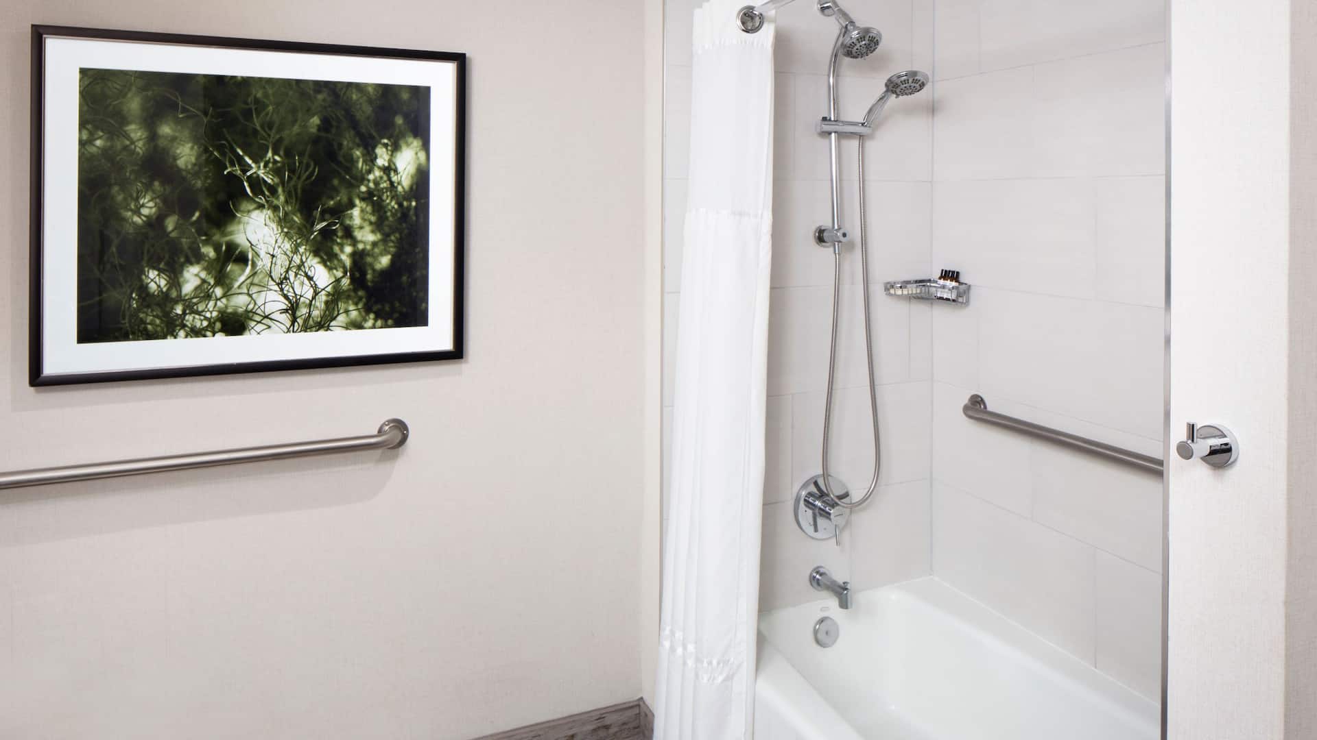 2 de 2 Hyatt Regency Savannah ADA Bathroom Tub