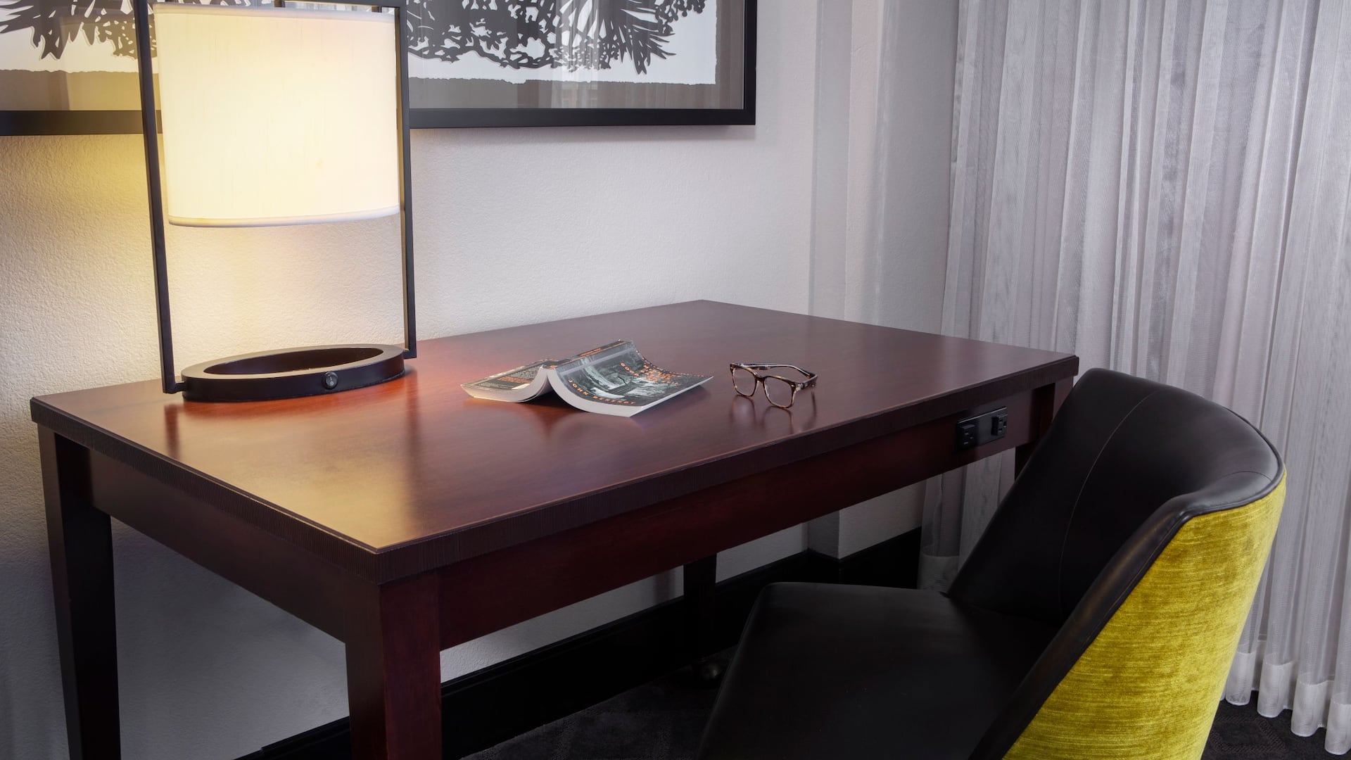 3 de 3 Hyatt Regency Savannah Desk