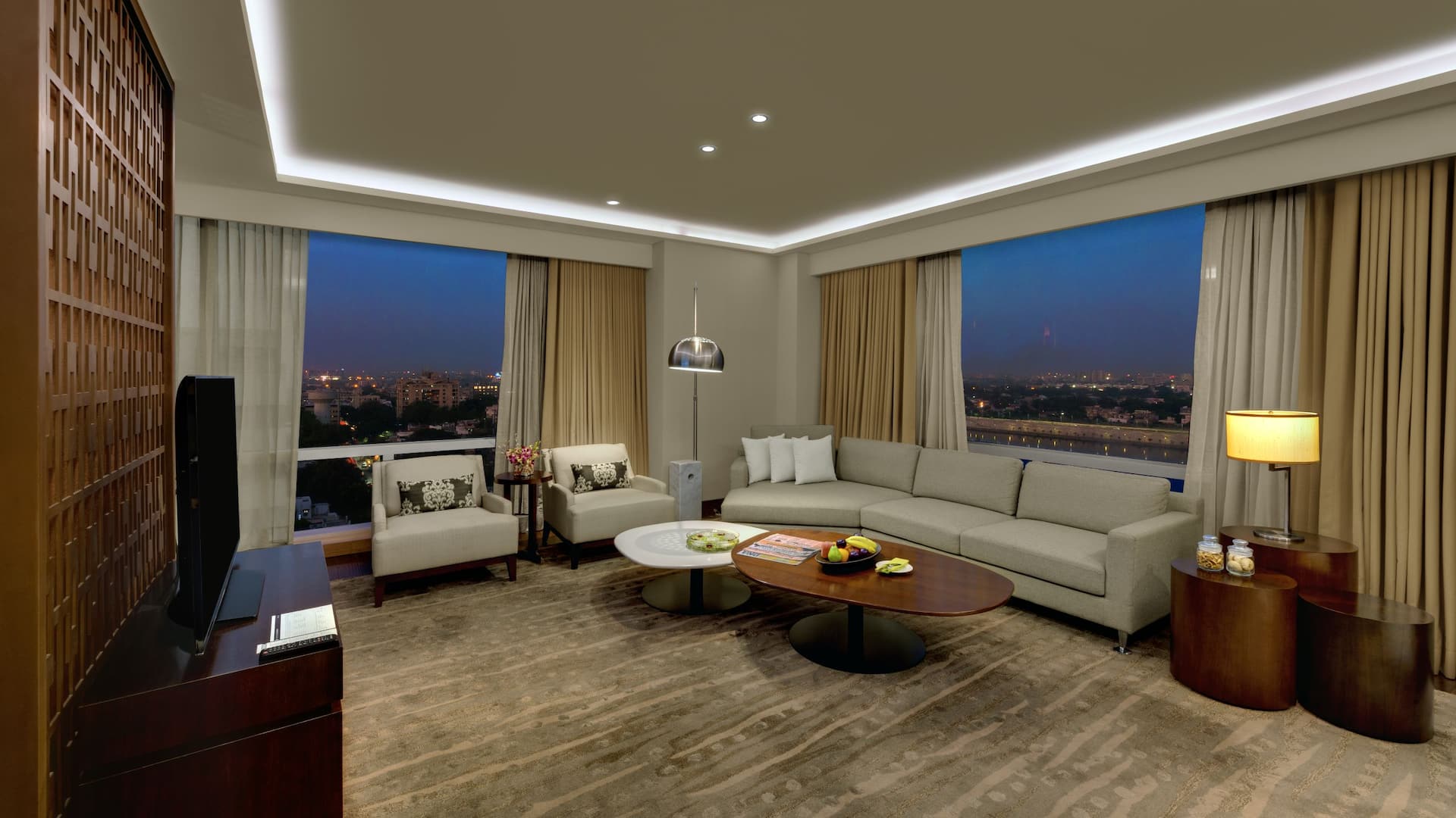 第 4，共 6 Hyatt Regency Ahmedabad Presidential Suite Living Room Nighttime