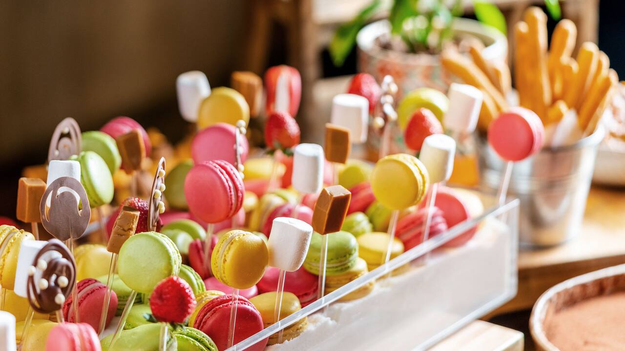 Macaron, caramels and marshmallows lollipops buffet display