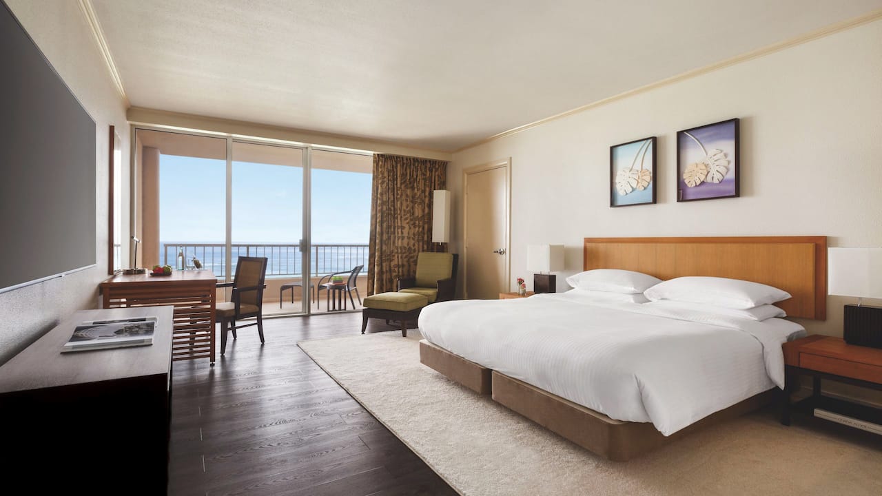 1 King Bed with Club Access