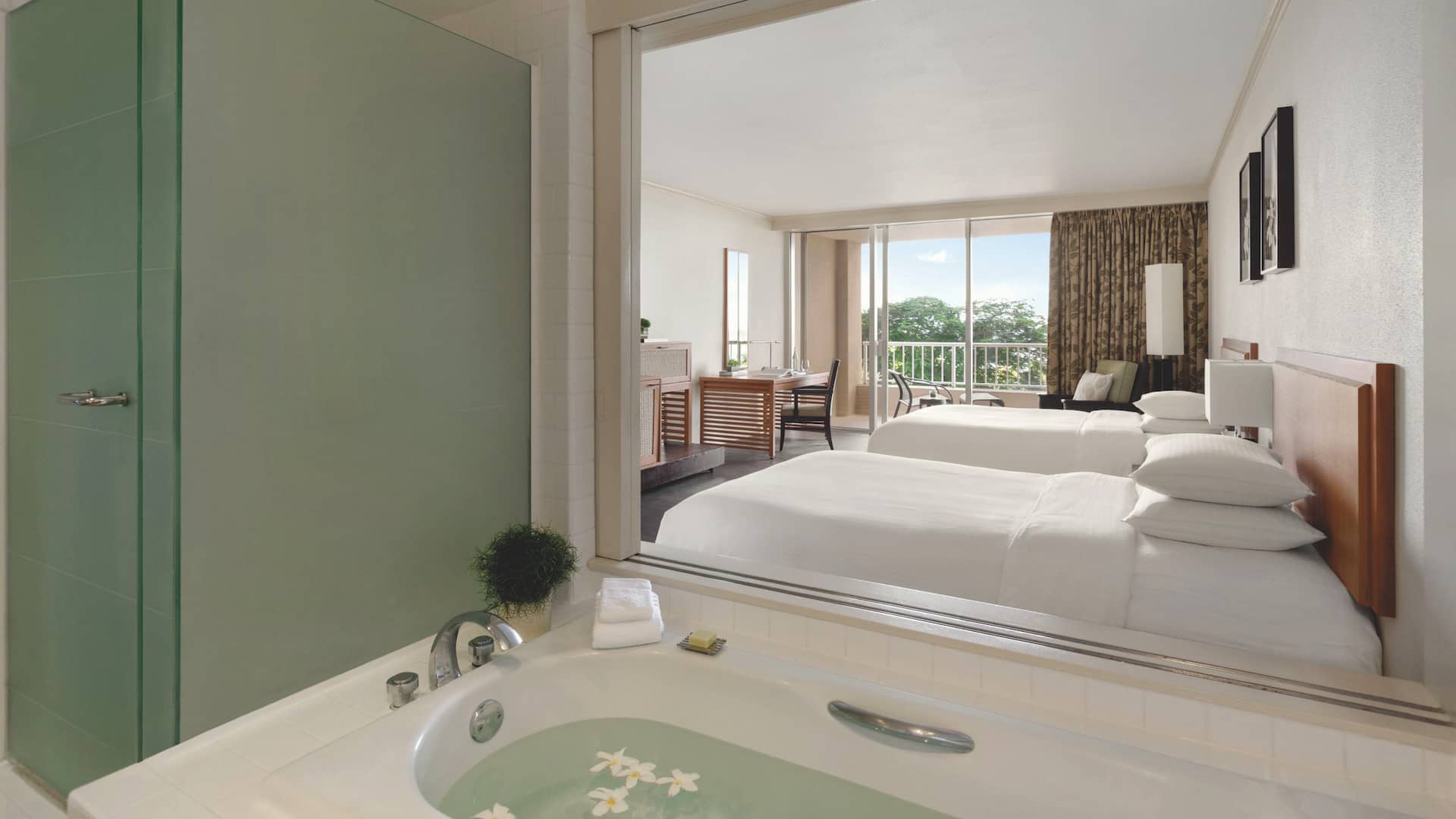 2 de 2 Hyatt Regency Guam Guestroom Bathroom Room View