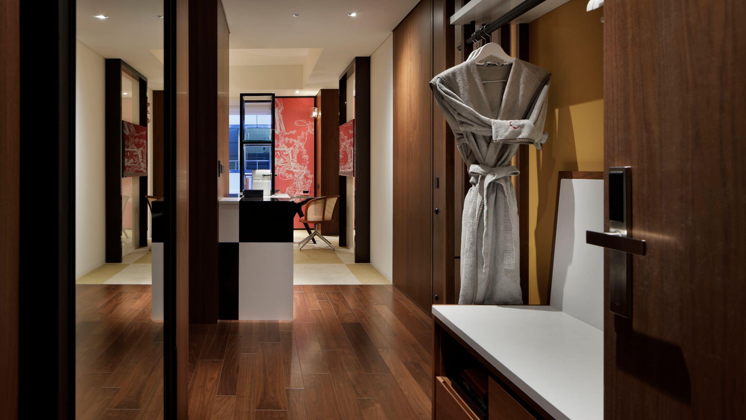 3 de 5 Hyatt Centric Ginza Tokyo Accessible Room King Closet
