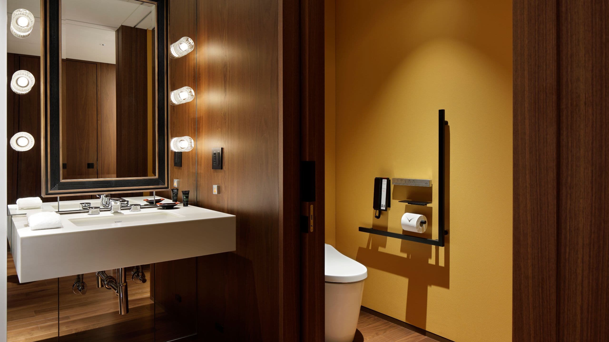 4 de 5 Hyatt Centric Ginza Tokyo Accessible Room Bathroom