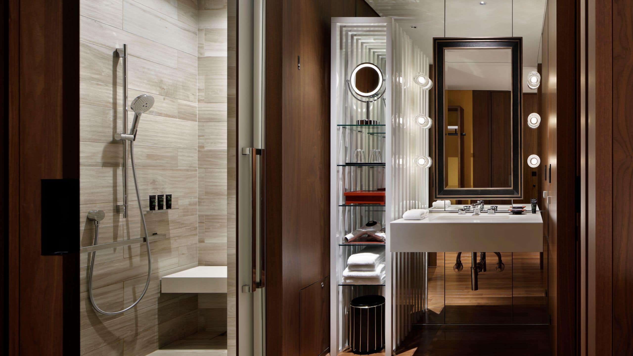 5 de 5 Hyatt Centric Ginza Tokyo Accessible Room Bathroom