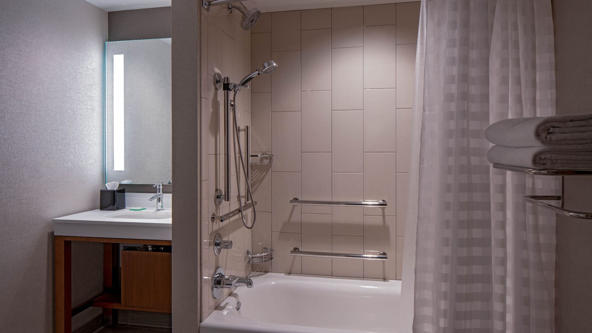 2 of 2 Hyatt Place Indianapolis / Downtown ADA Bath