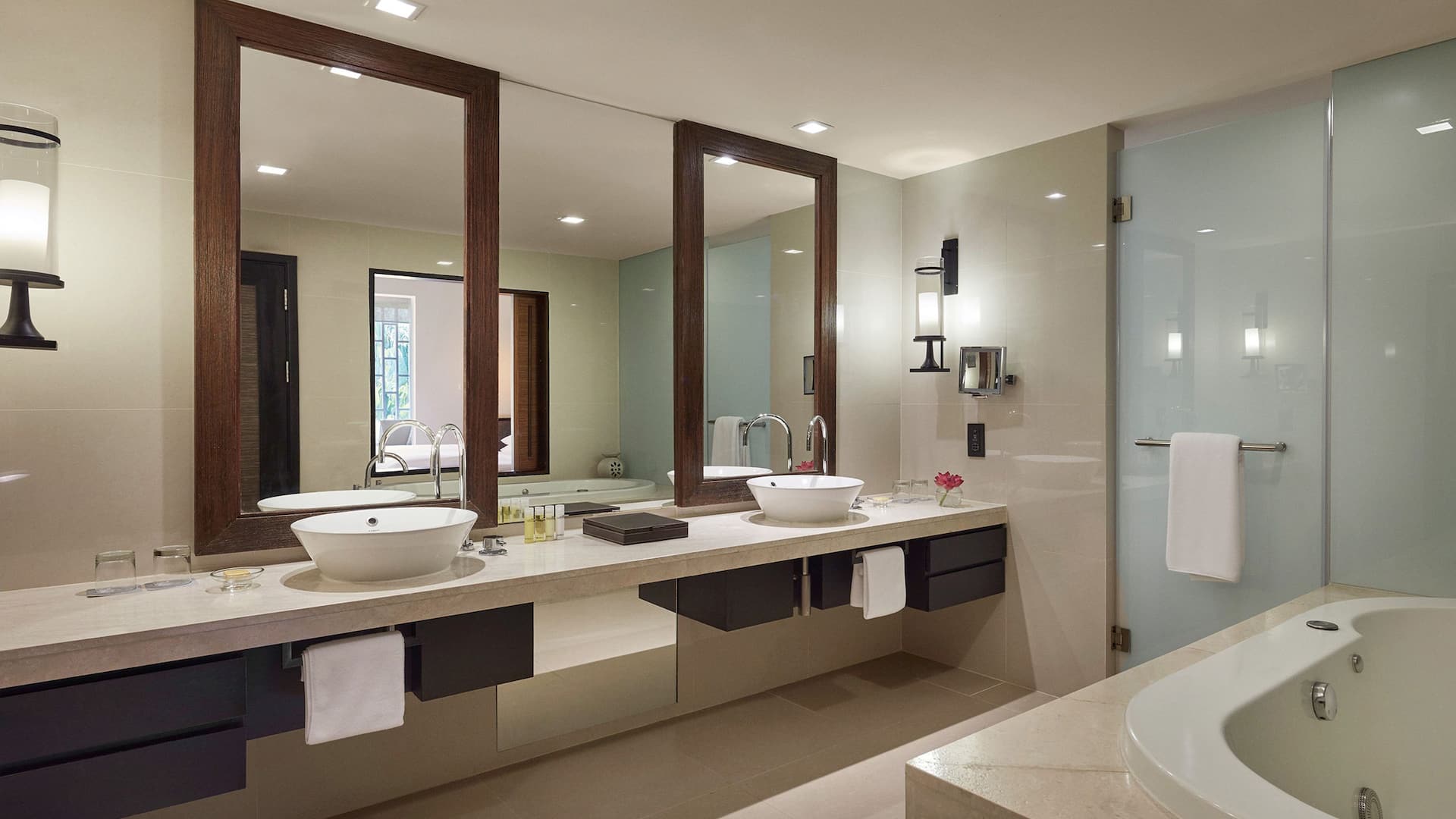 2 de 2 Hyatt Regency Hua Hin Suite Bathroom