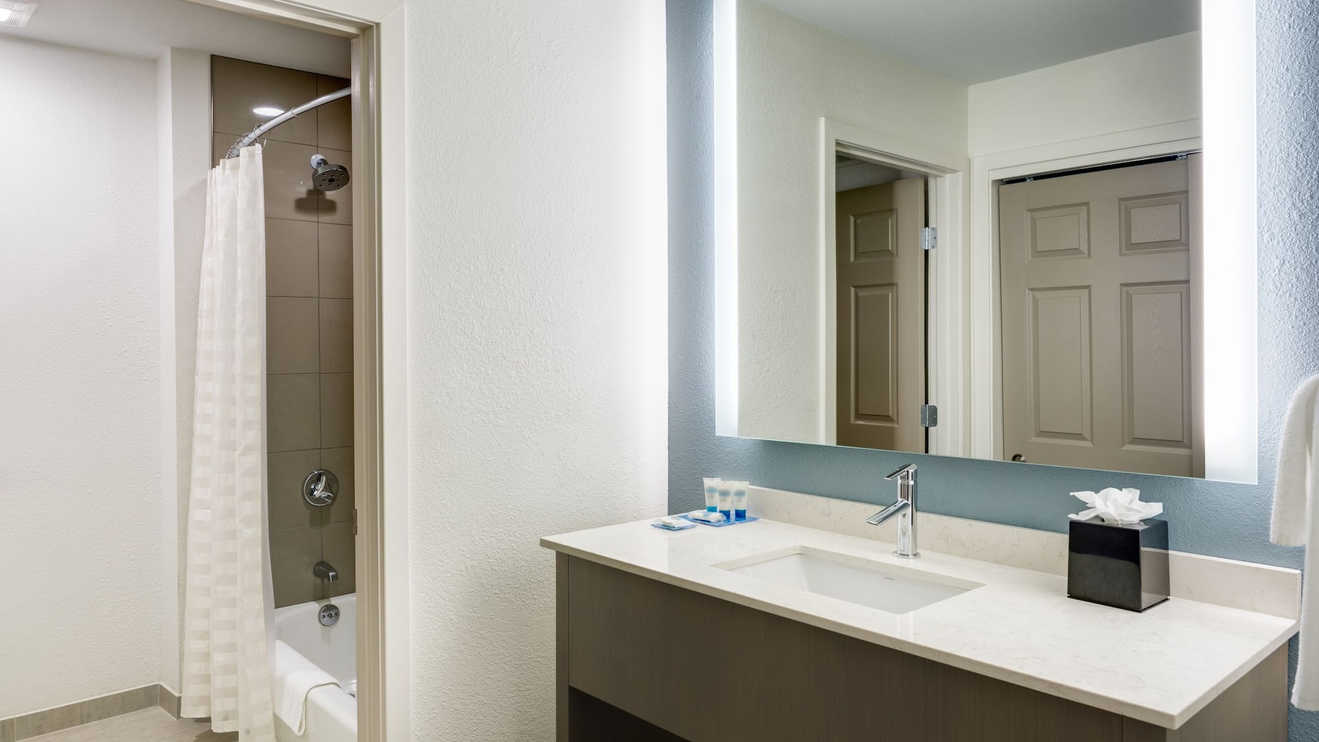 6 из 6 Hyatt House Boston/Waltham Bathroom
