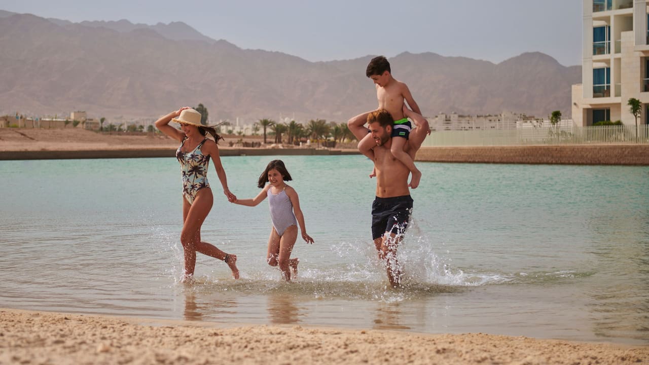 AQJRA_P051 Beach Family