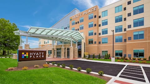 Upscale Suburban Hotel Near Hampton Coliseum