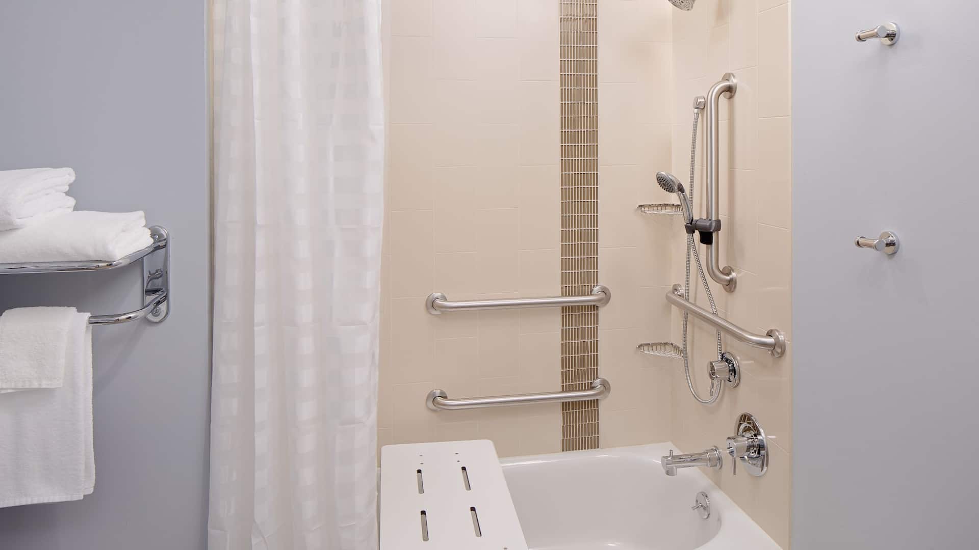 2/2 Hyatt Place Florence / Downtown Accessible Bathroom with Tub