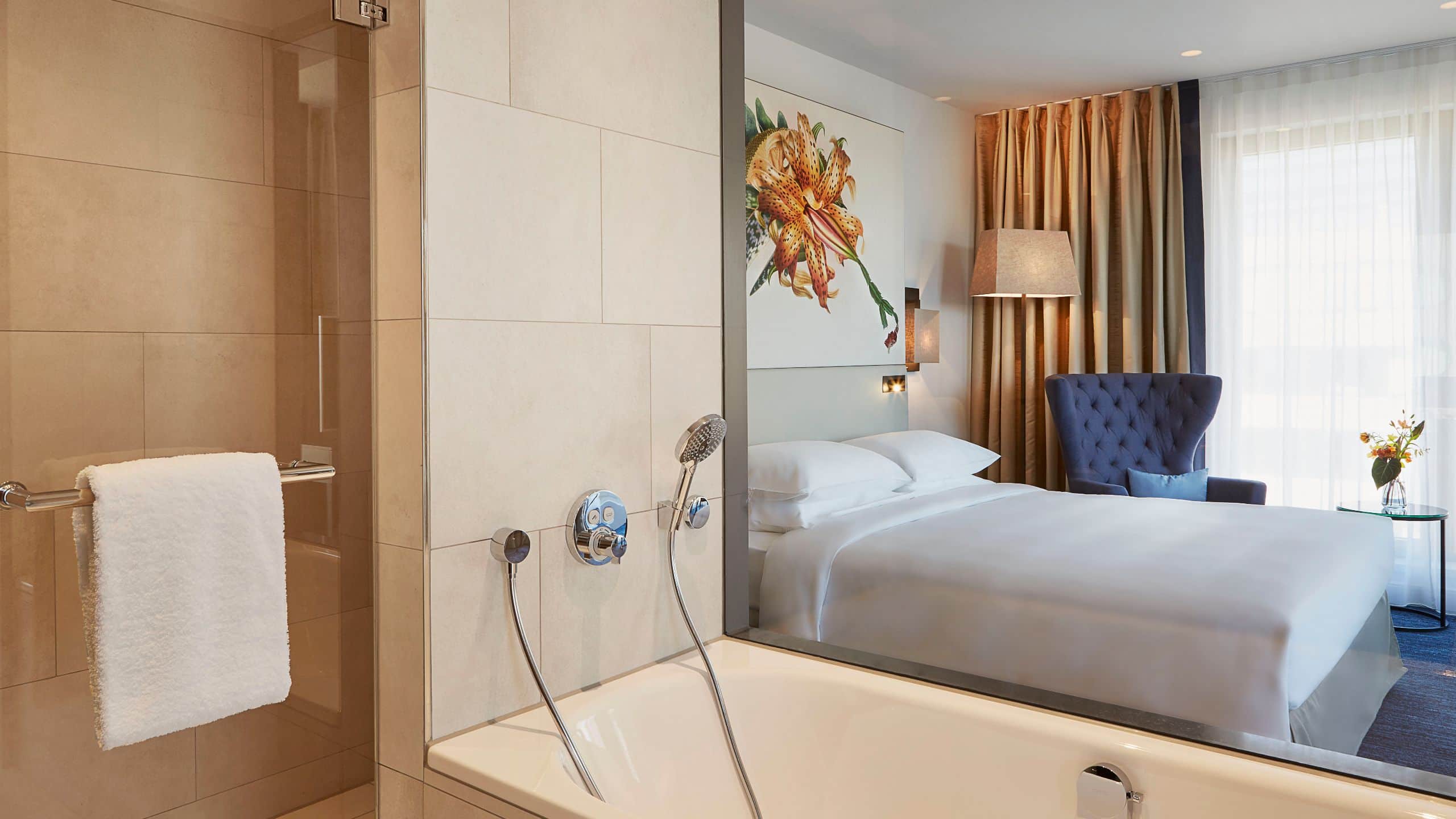 Hyatt Regency Amsterdam Deluxe Guestroom Bathroom