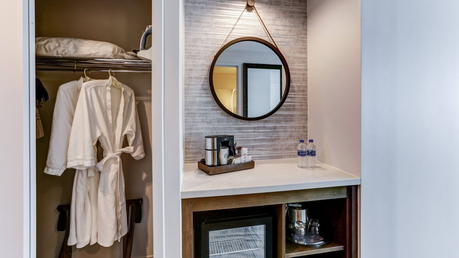 Hyatt Regency Orlando Standard Closet Entryway