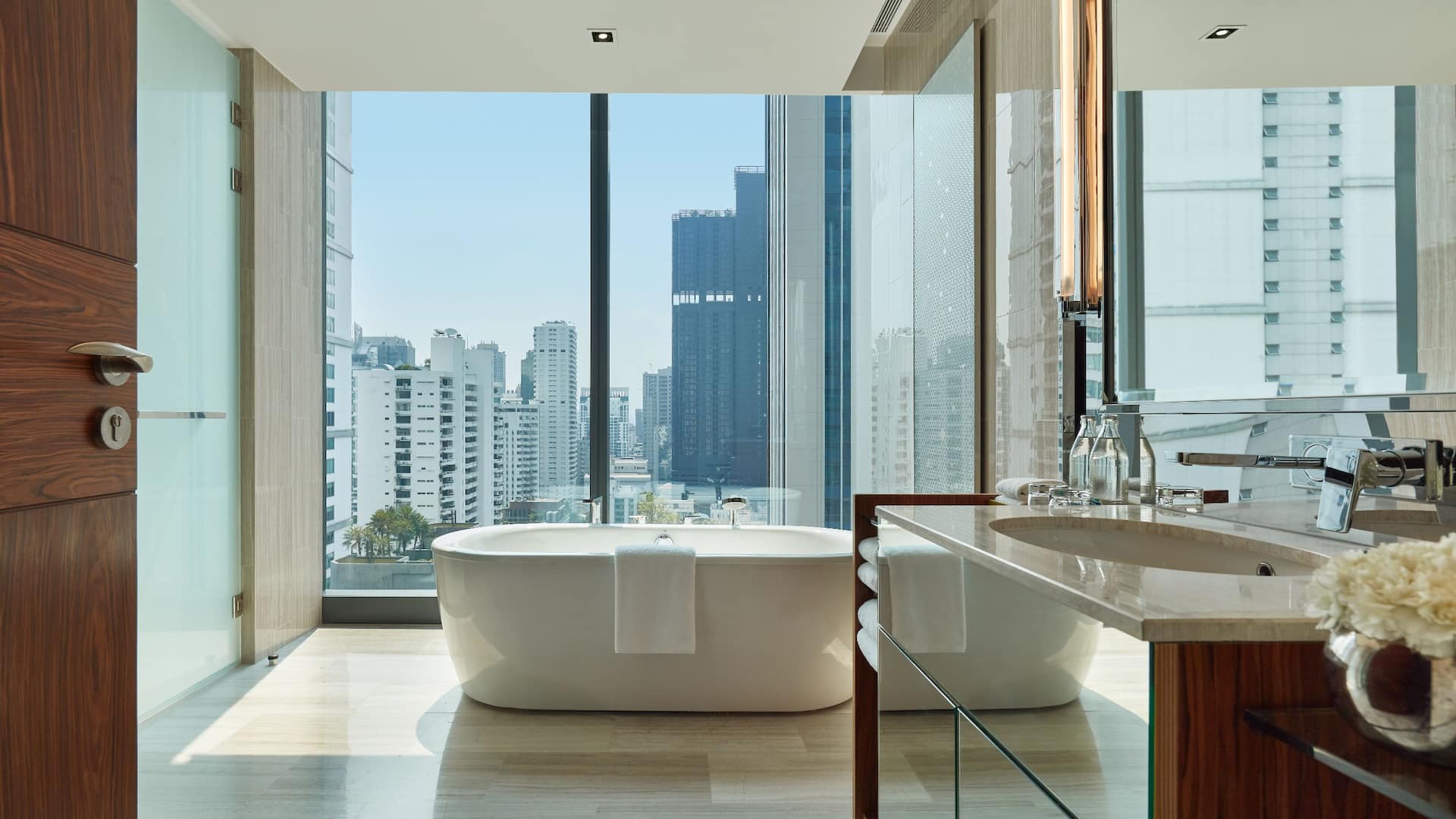 2/2 Hyatt Regency Bangkok Sukhumvit Deluxe Room Bathroom