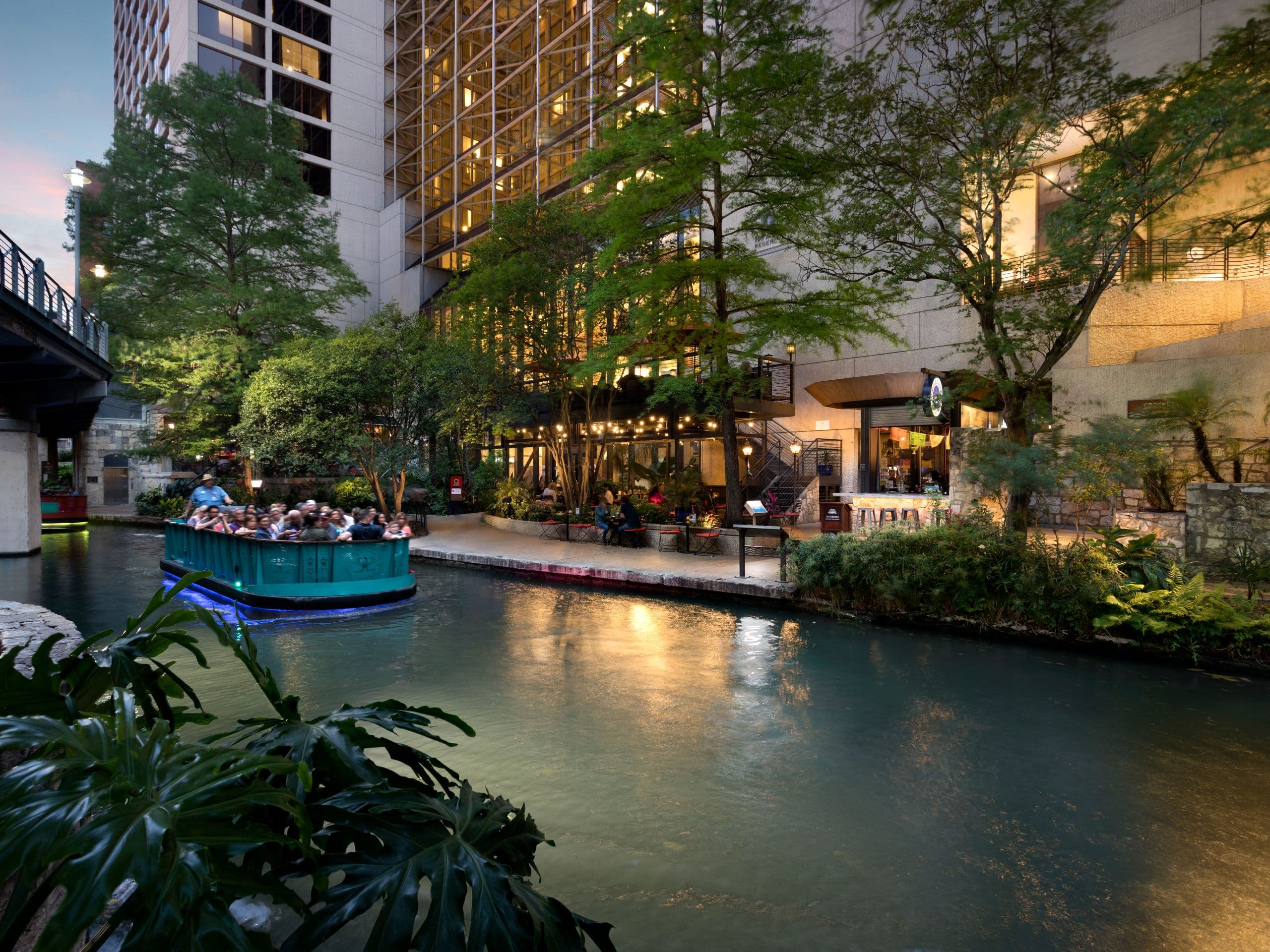 Downtown Riverwalk Hotels Spa Hyatt Regency San Antonio Riverwalk   Hyatt Regency San Antonio Riverwalk P180 Hotel Exterior River Walk.4x3 