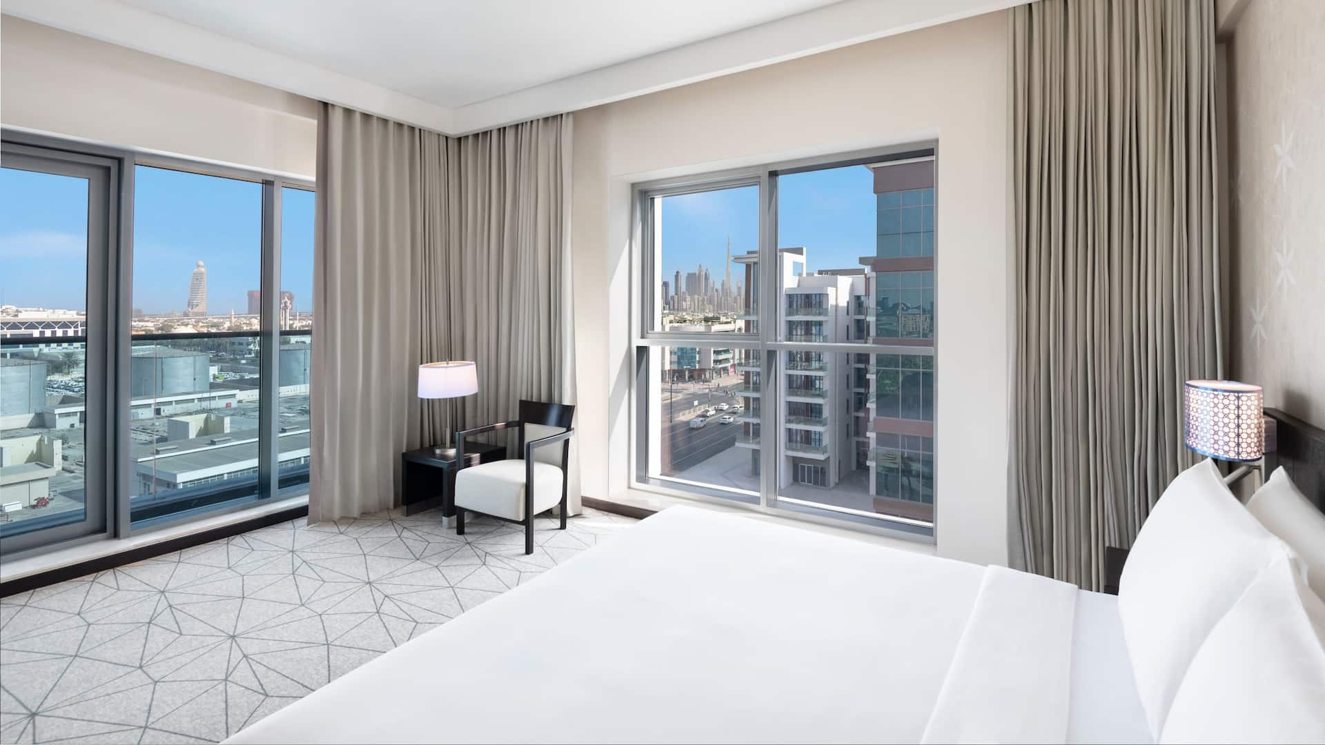 4 de 5 Hyatt Place Dubai Jumeirah Suite Bedroom with View