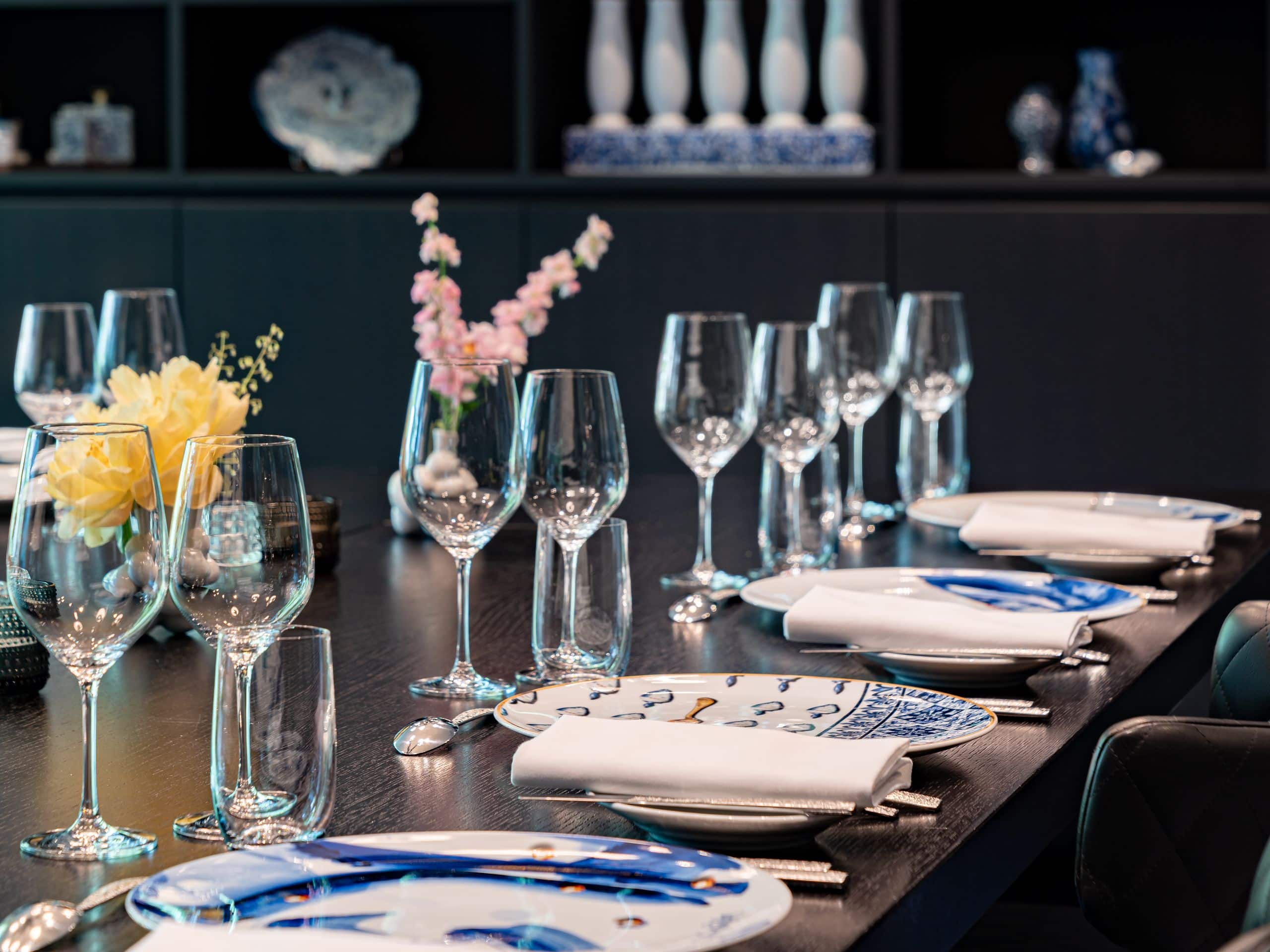 Andaz Amsterdam Prinsengracht Delft Blue Dinner Table