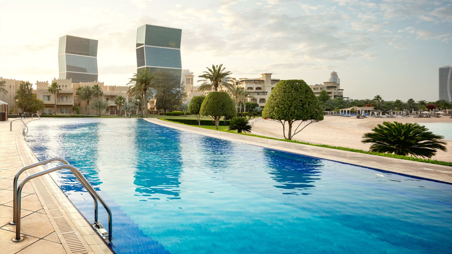 Grand Hyatt Doha Hotel & Villas Infinity Pool