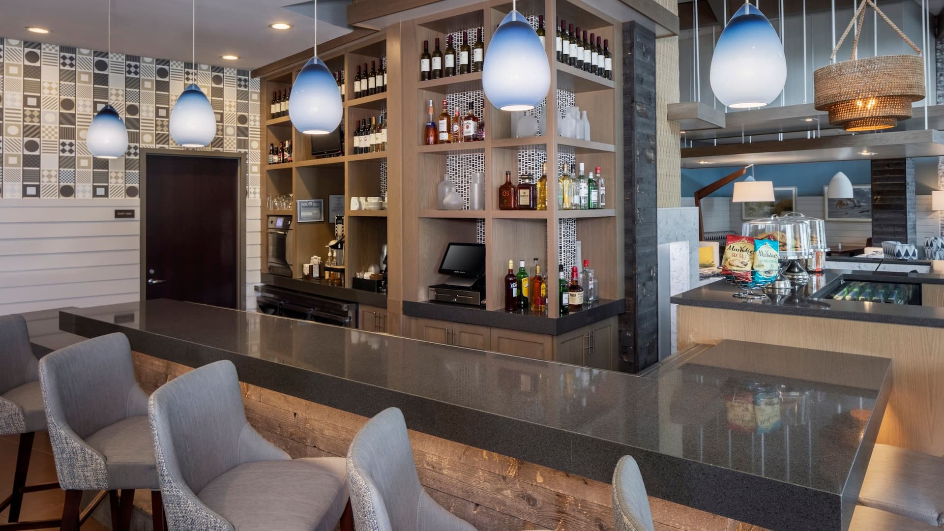 Hyatt Place Long Island/East End Bar