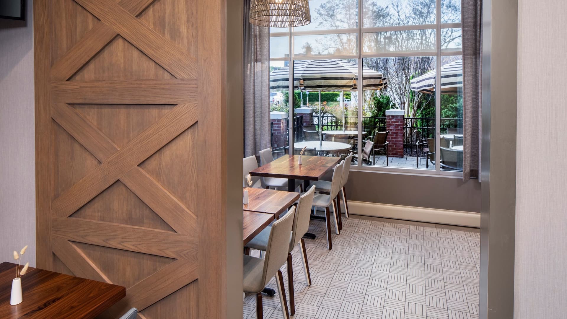 Hyatt Place Long Island/East End Dining Area
