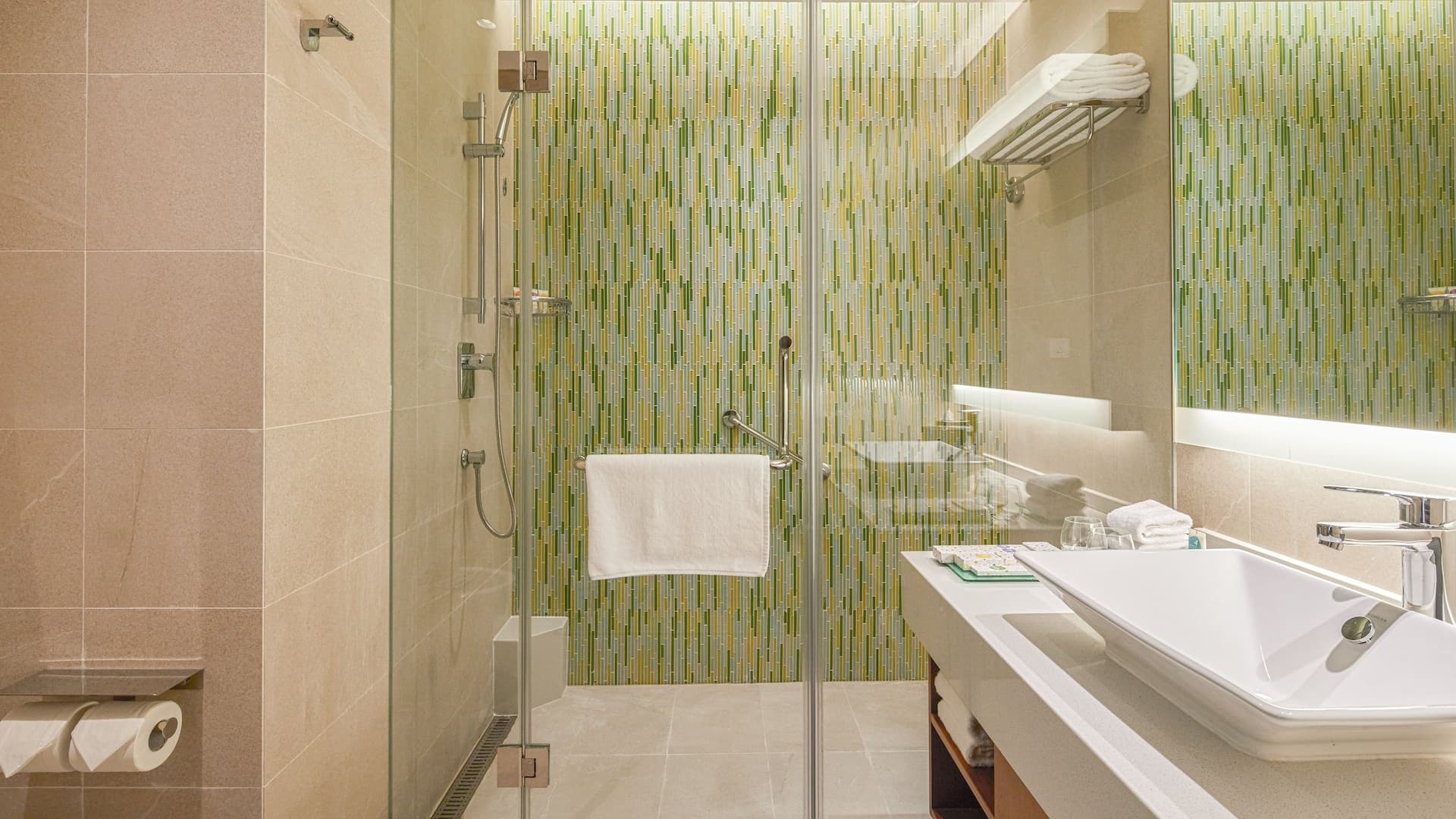 2 de 3 Hyatt Place Deqing Twin Bed Bathroom