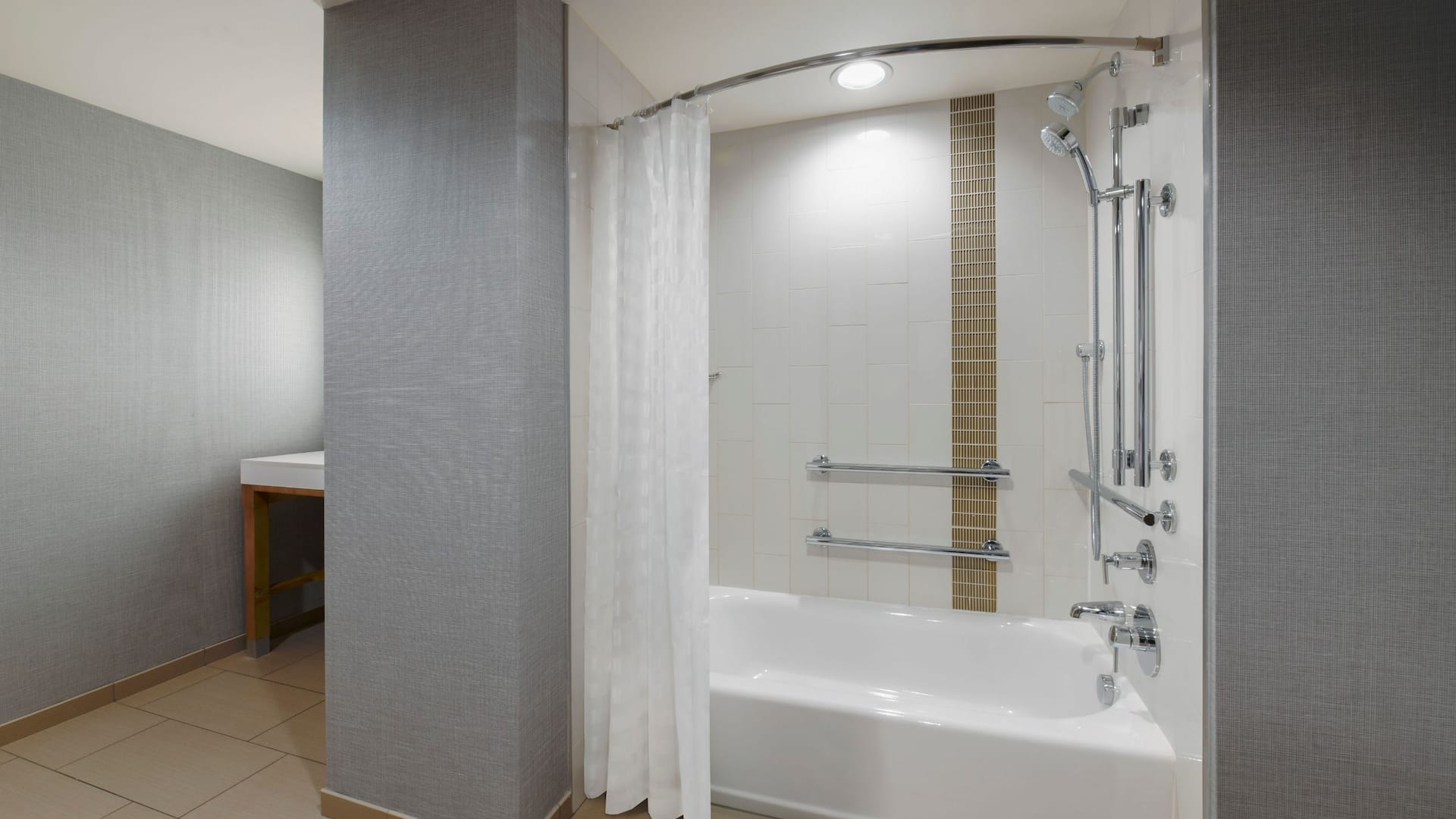 4 из 4 Hyatt Place Denver/Downtown Accessible Bathroom