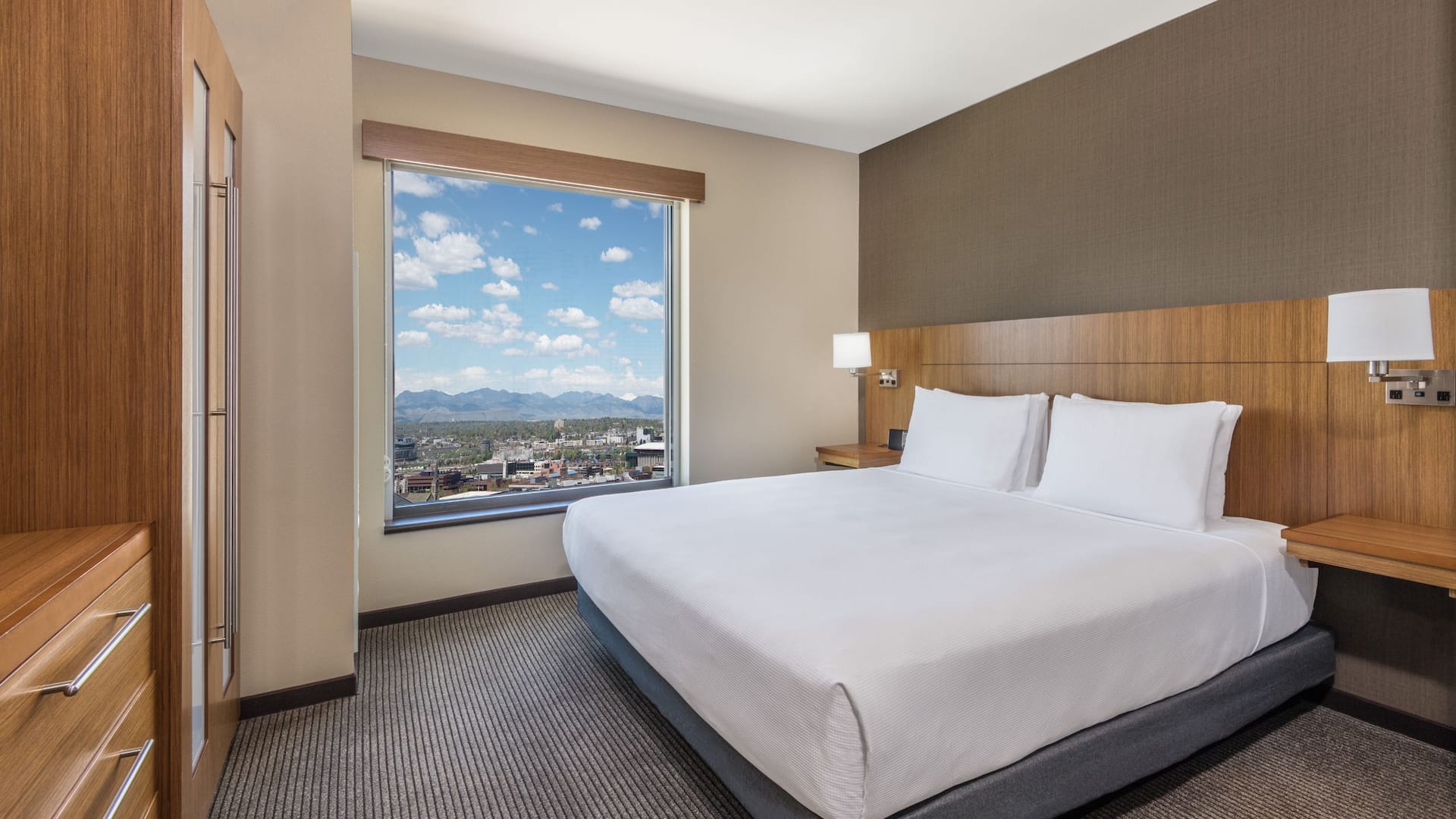 Hyatt Place Denver/Downtown King Mountain View