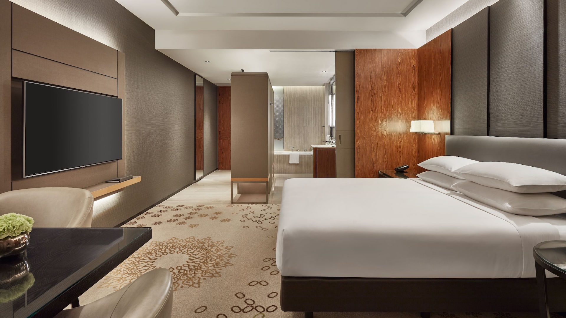 1/3 Hyatt Regency Bangkok Sukhumvit King Guestroom