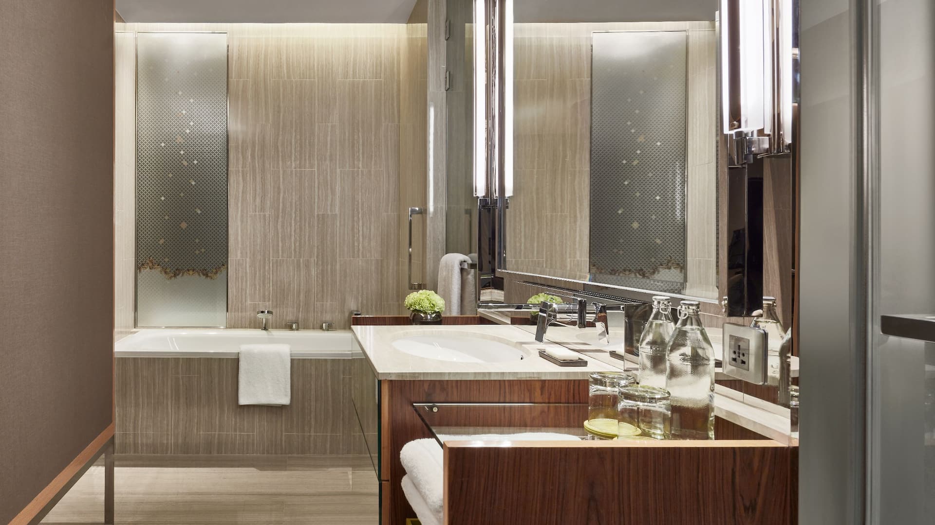 Hyatt Regency Bangkok Sukhumvit King Guest Bathroom