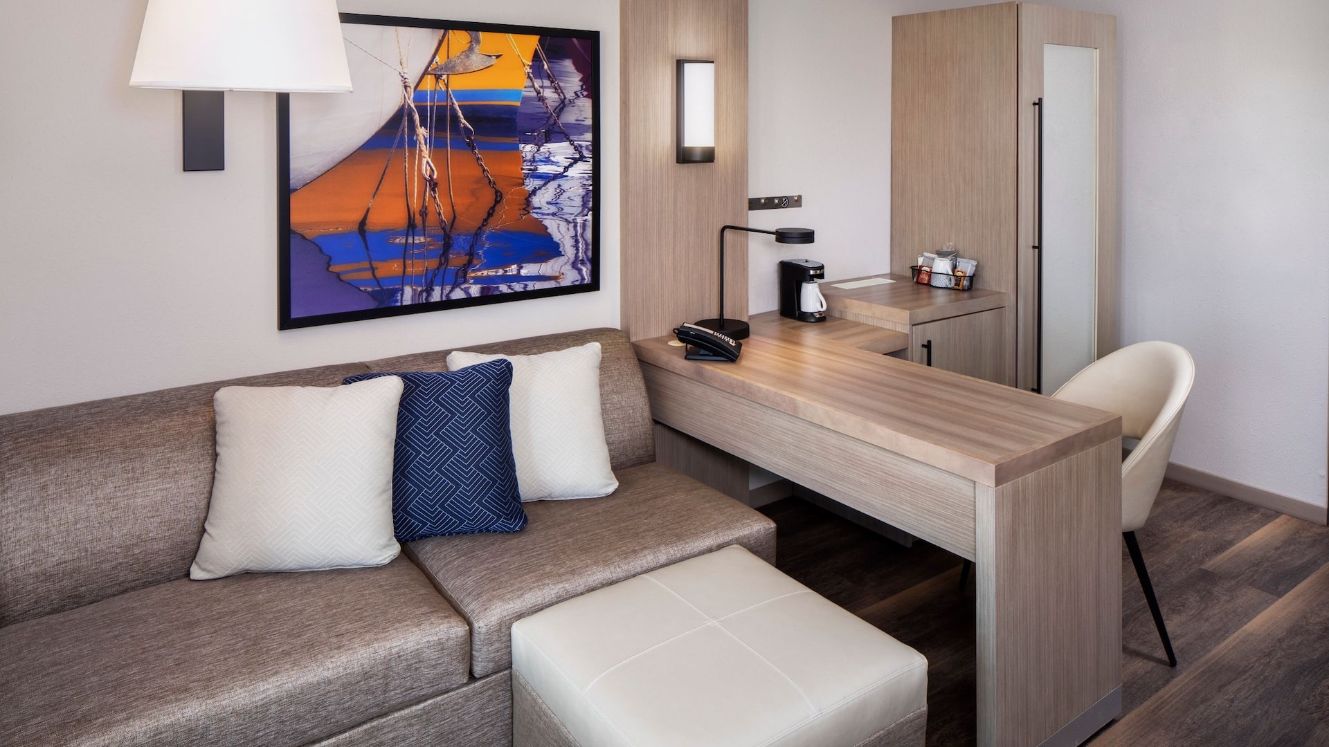 2 de 3 Hyatt Place Mount Pleasant Towne Centre King Guestroom Desk