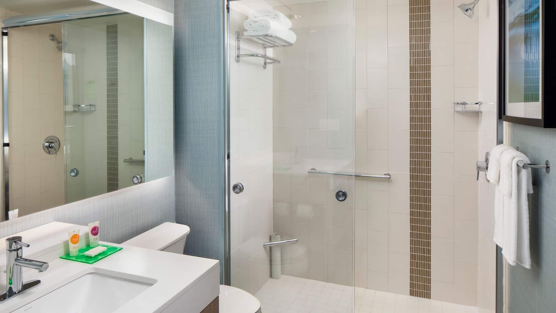 3 de 3 Hyatt Place Mount Pleasant Towne Centre Guest Bathroom