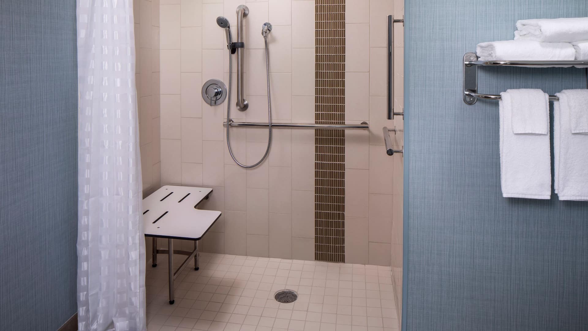 3 de 3 Hyatt Place Mount Pleasant Towne Centre Accessible Shower