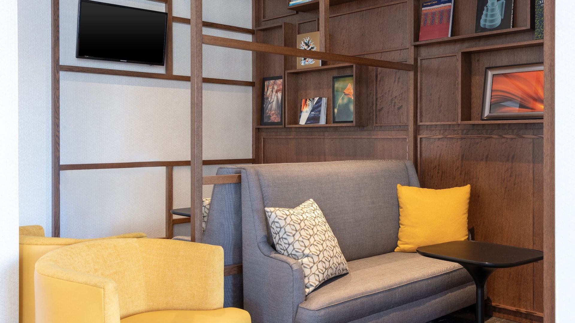 Hyatt Place Detroit / Royal Oak Lobby Seating