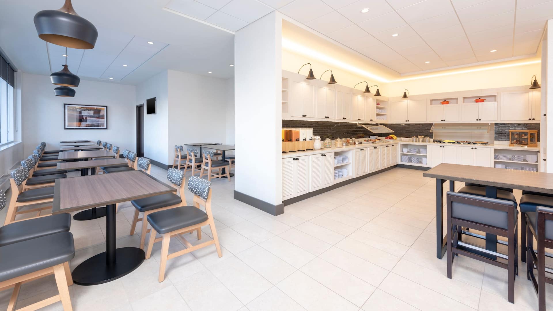 Hyatt Place Detroit / Royal Oak Kitchen Seating