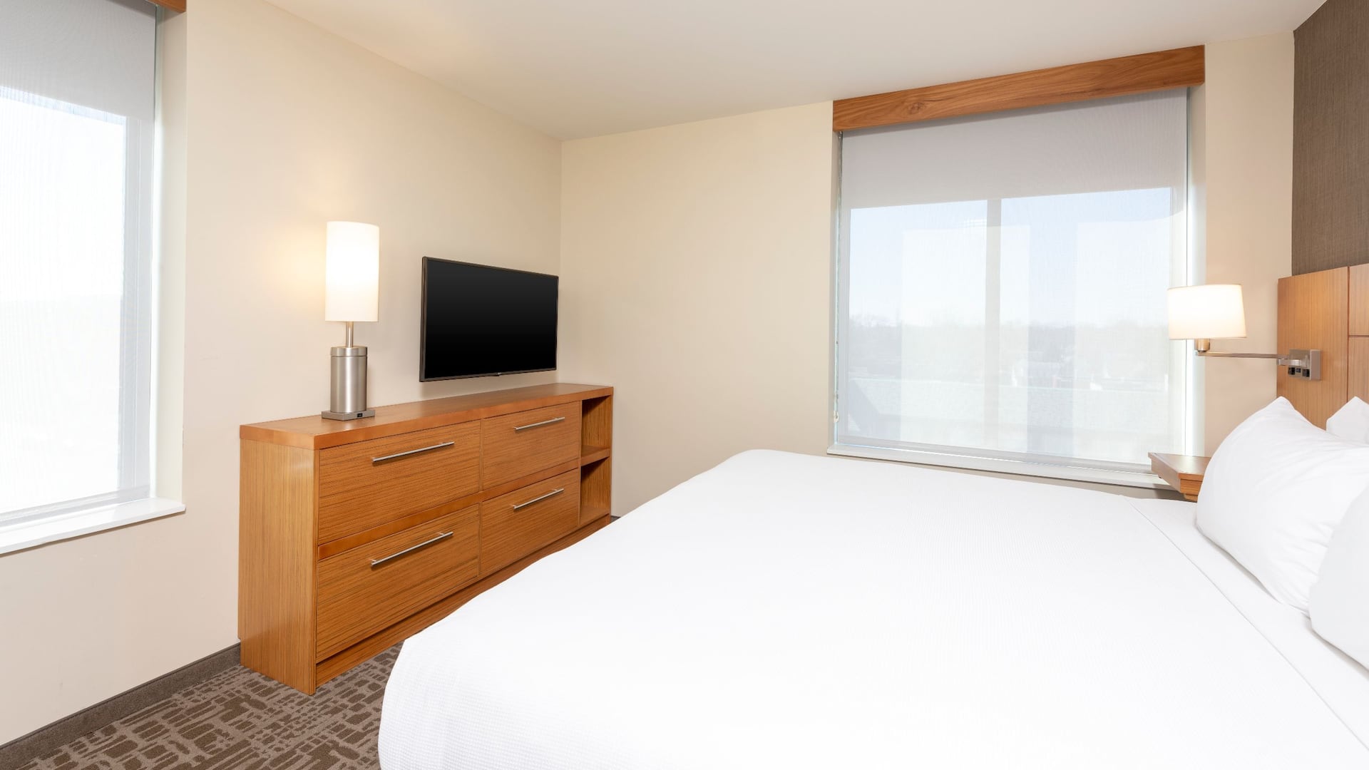 2/3 Hyatt Place Detroit / Royal Oak King Guestroom