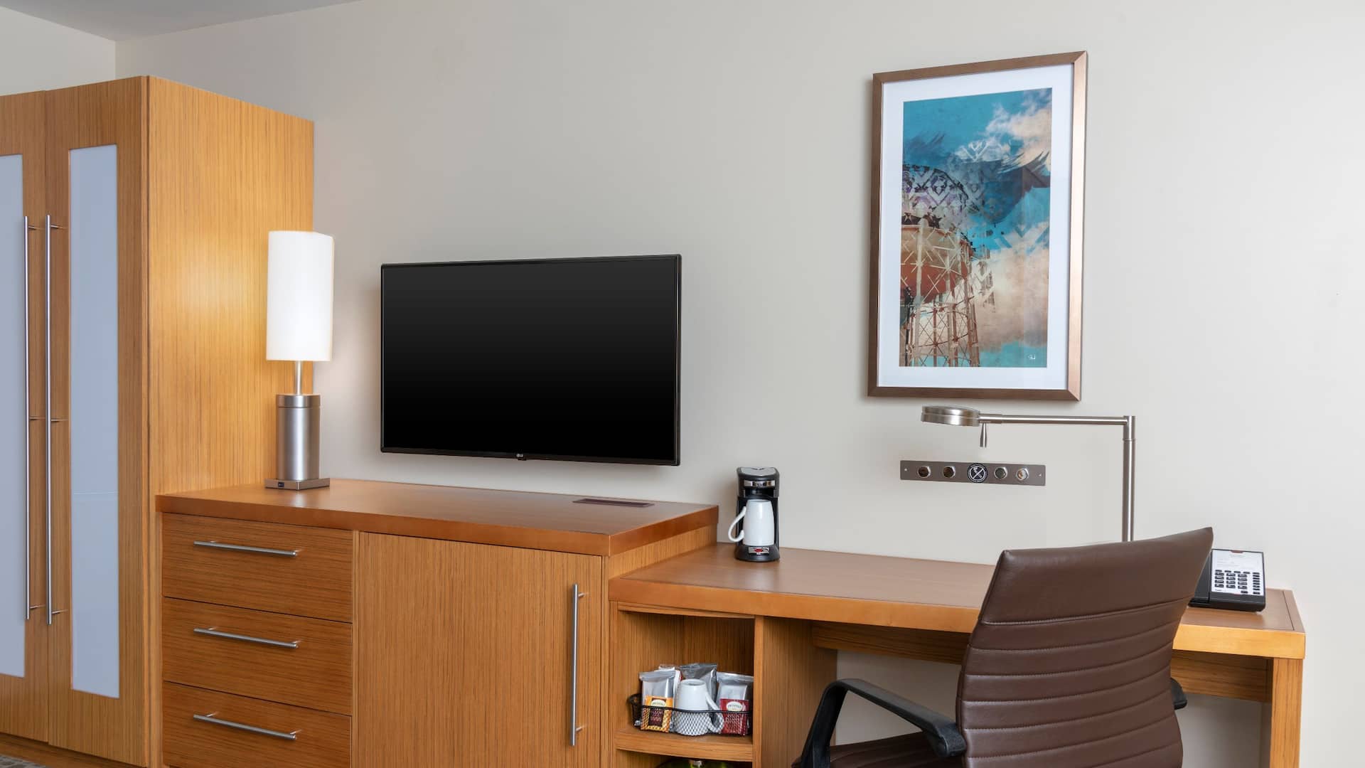 Hyatt Place Detroit / Royal Oak Guestroom Desk