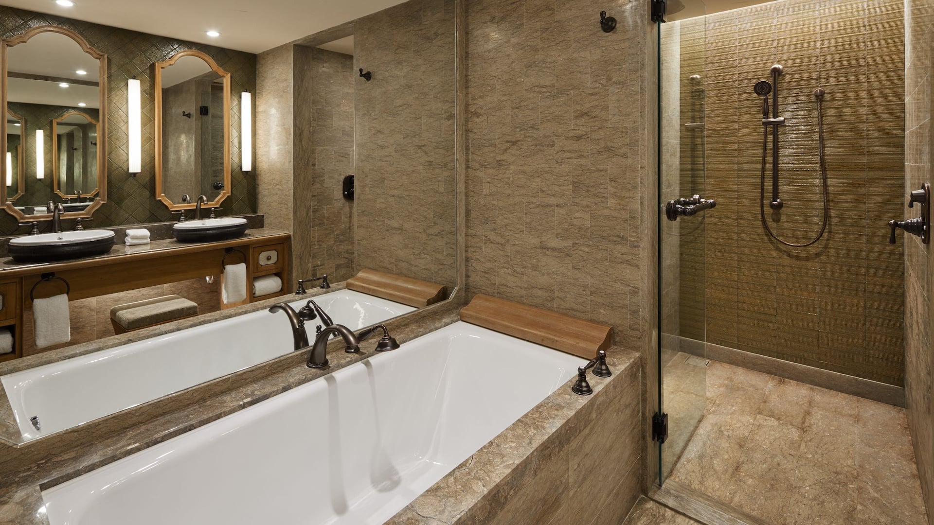 2 de 2 Hyatt Regency Bali Premium Guestroom Bathroom