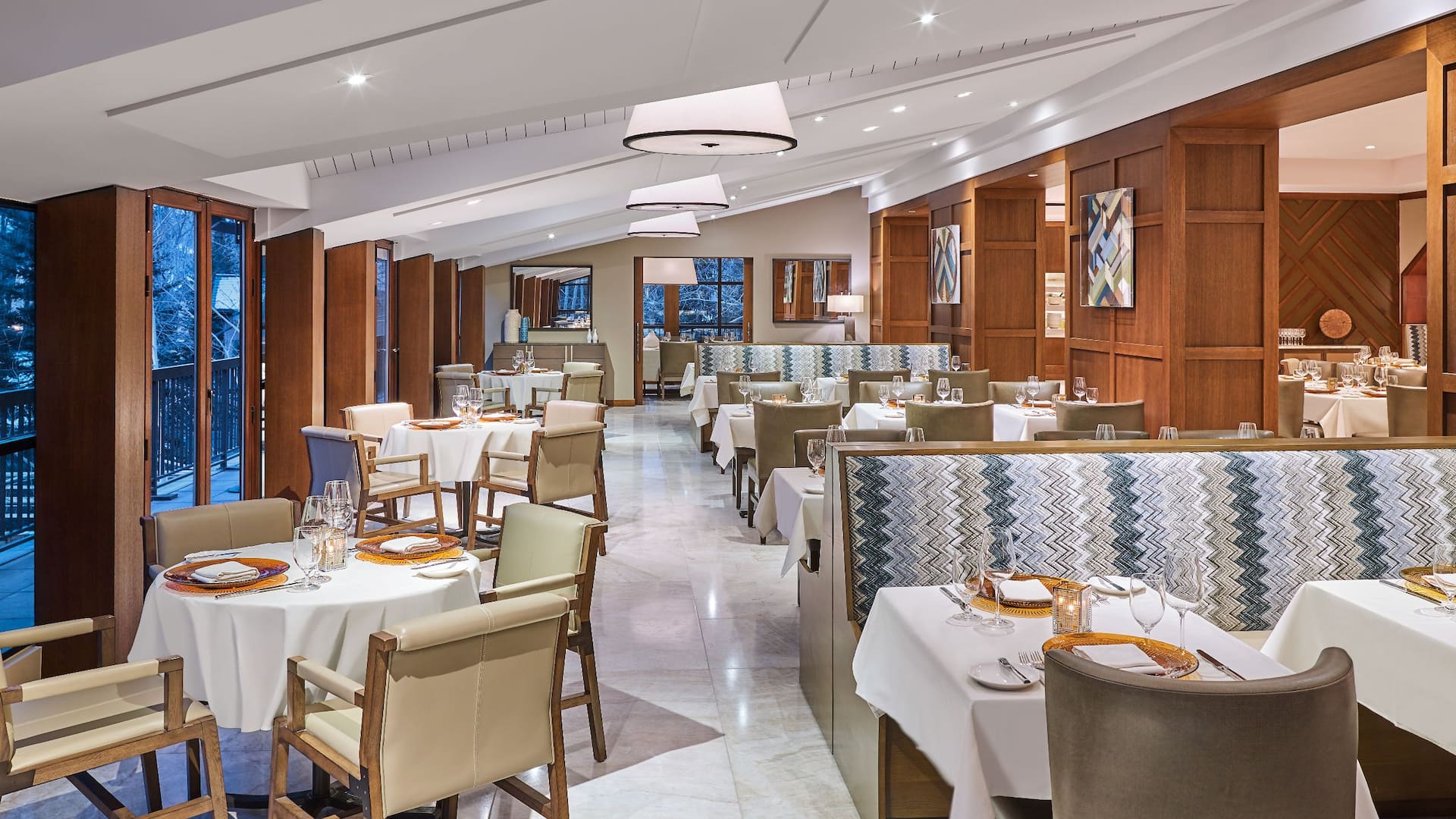 1 de 4 Grand Hyatt Vail Gessner Restaurant Seating