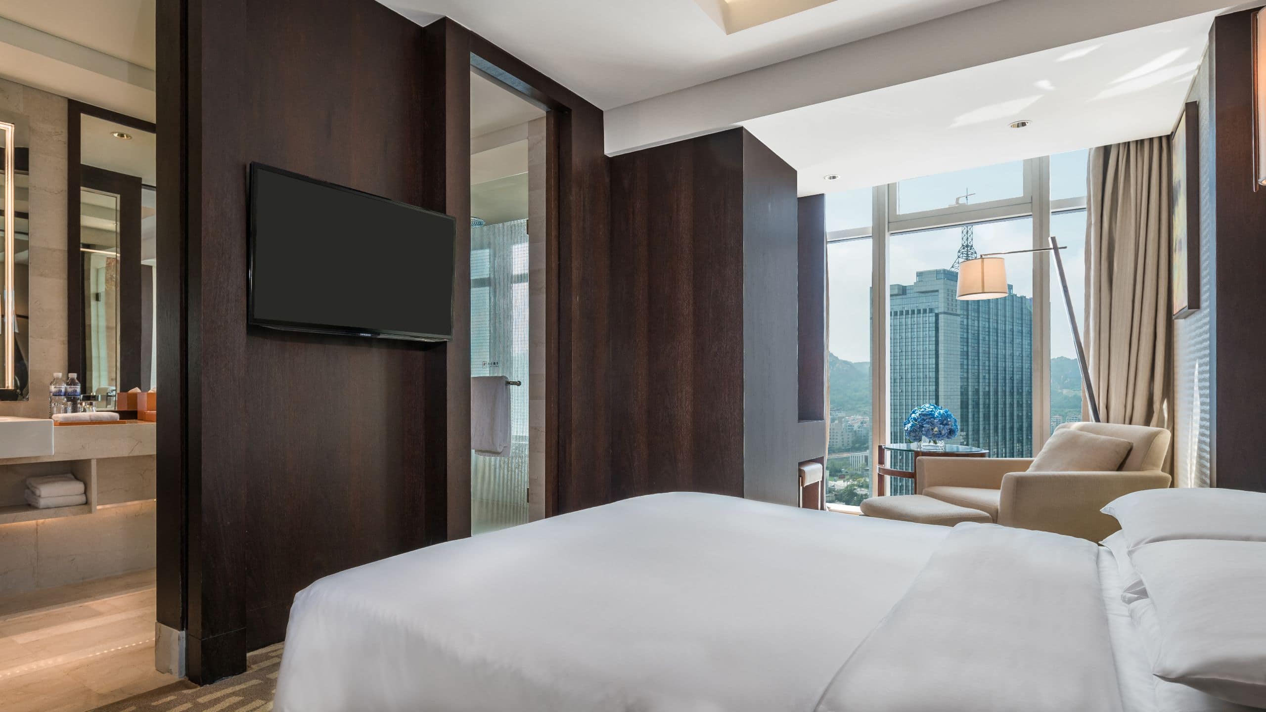 Hyatt Regency Qingdao Regency Suite King Bedroom